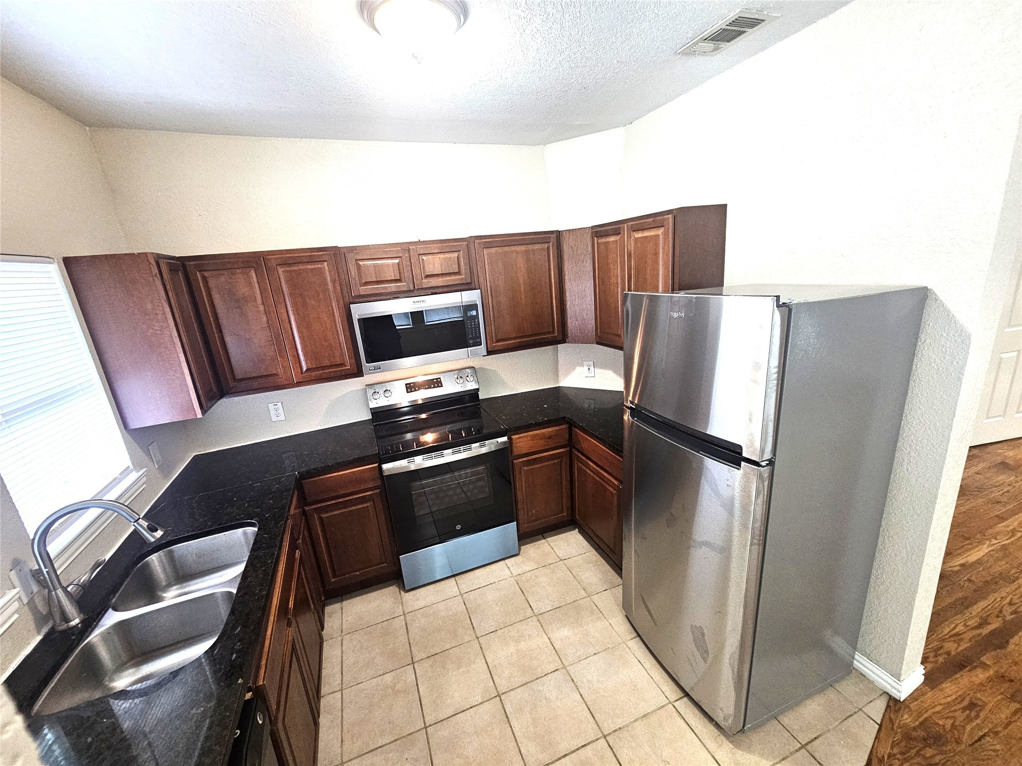 1927 W 10th Street Dallas TX 75208