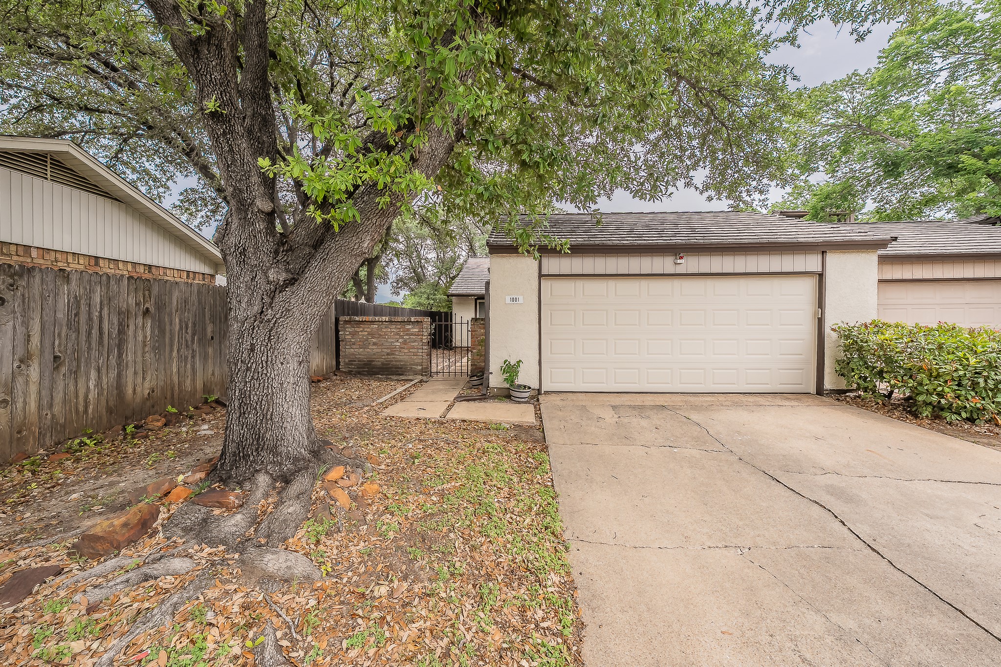 1001 Woodoak Court Fort Worth TX 76112