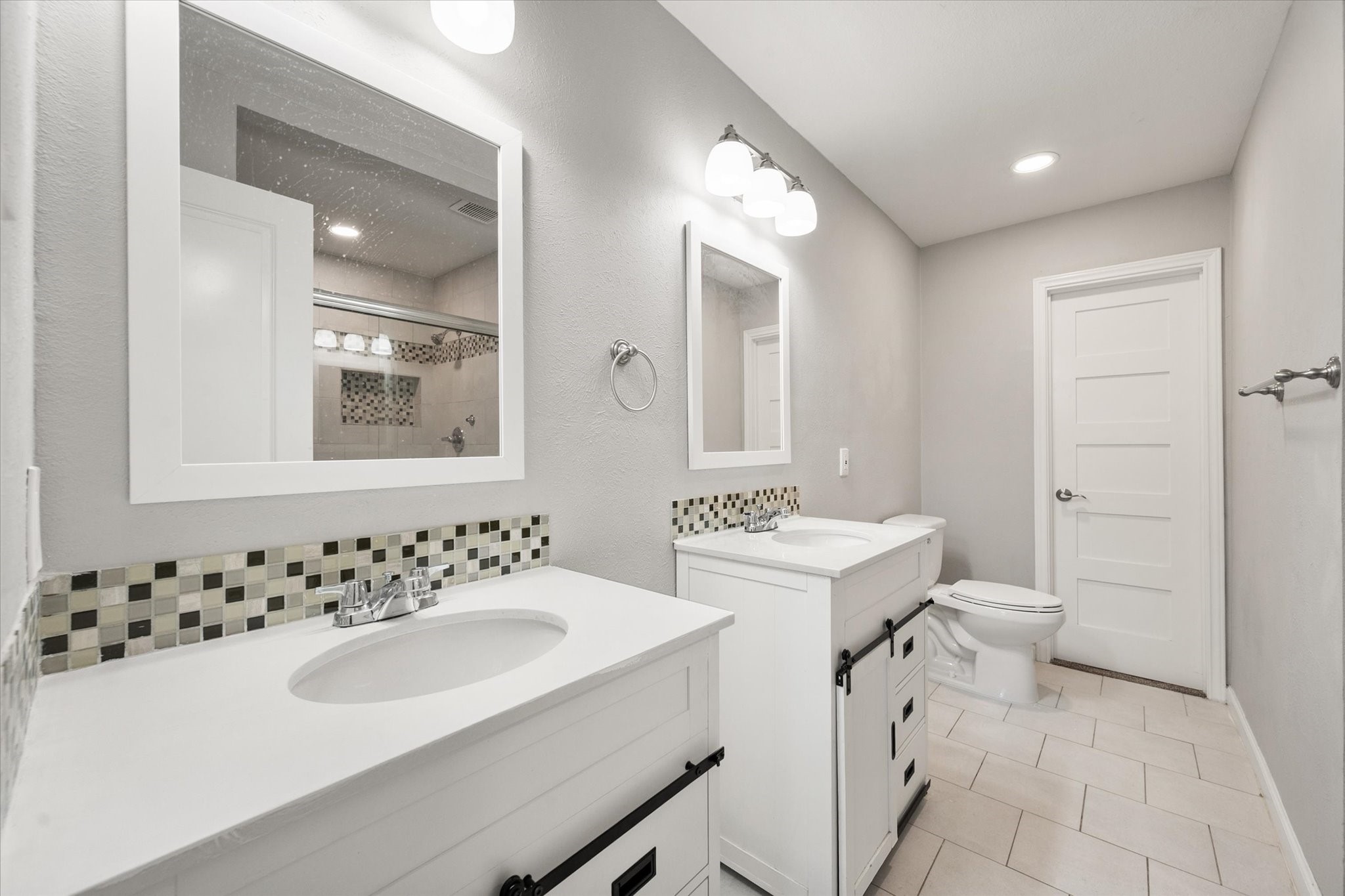 207 E Harwood Road Euless TX 76039