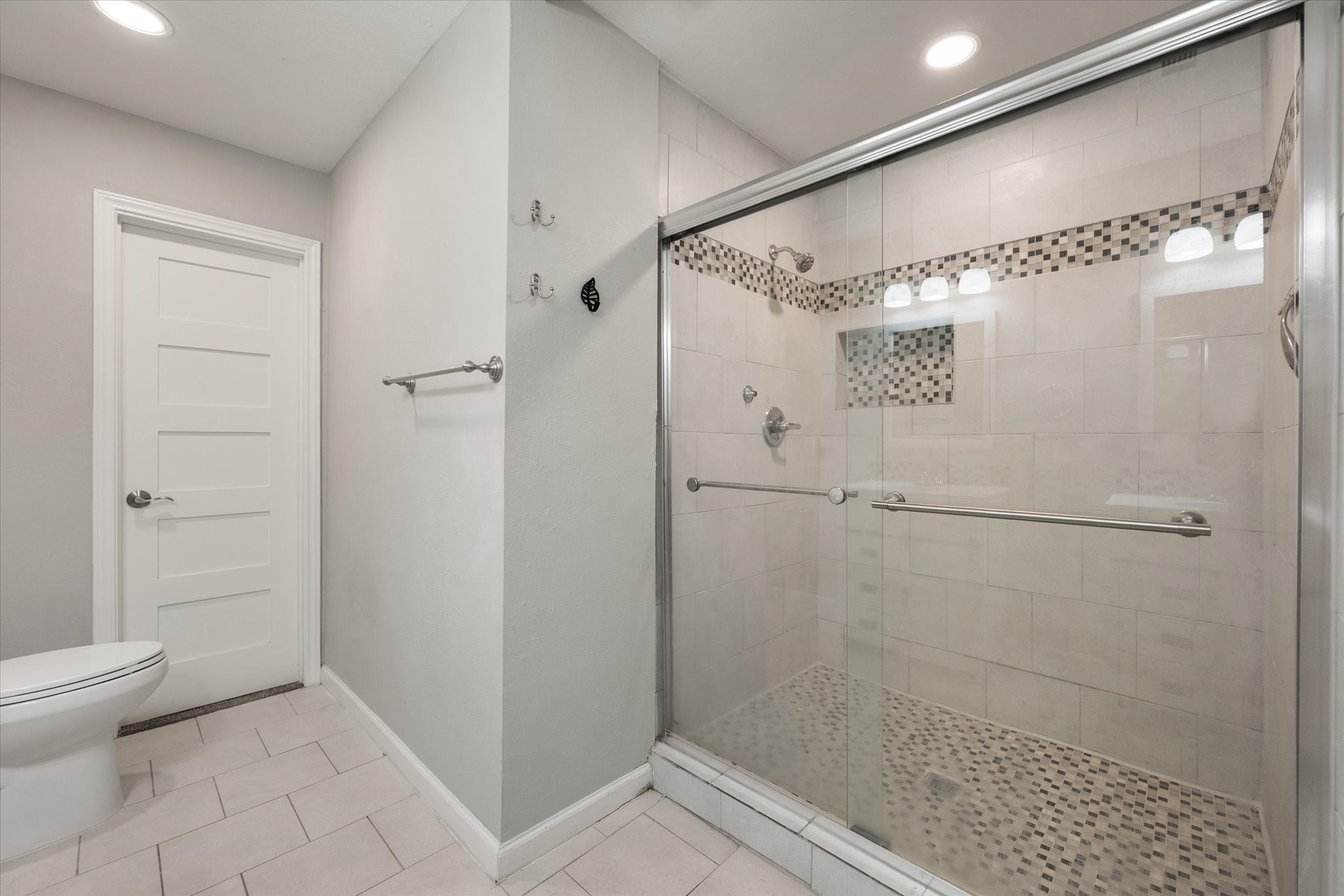 207 E Harwood Road Euless TX 76039