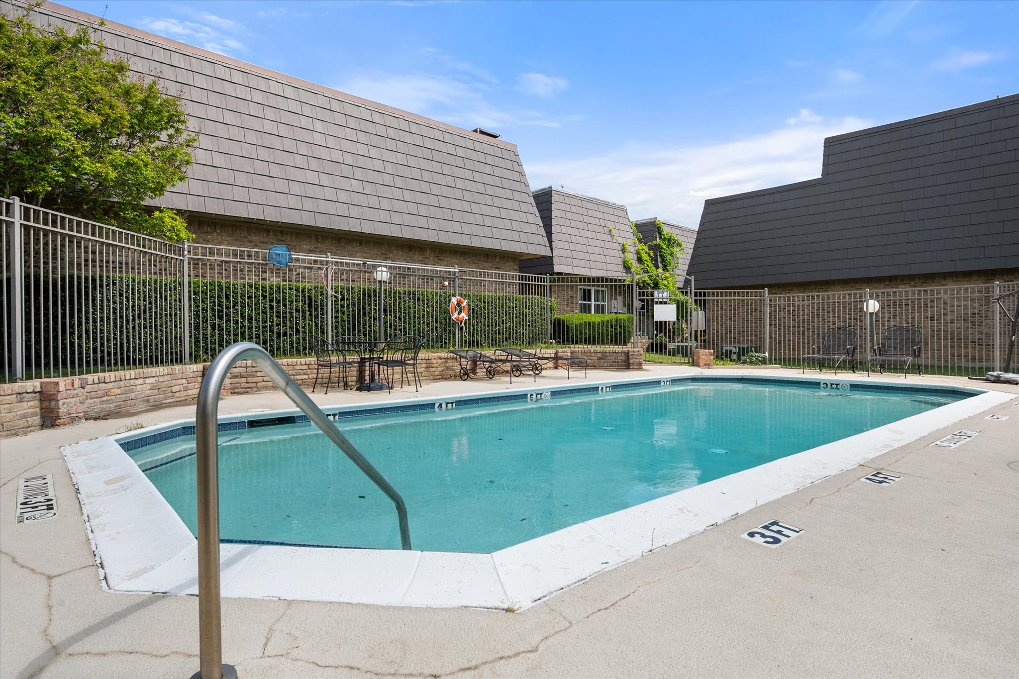 207 E Harwood Road Euless TX 76039