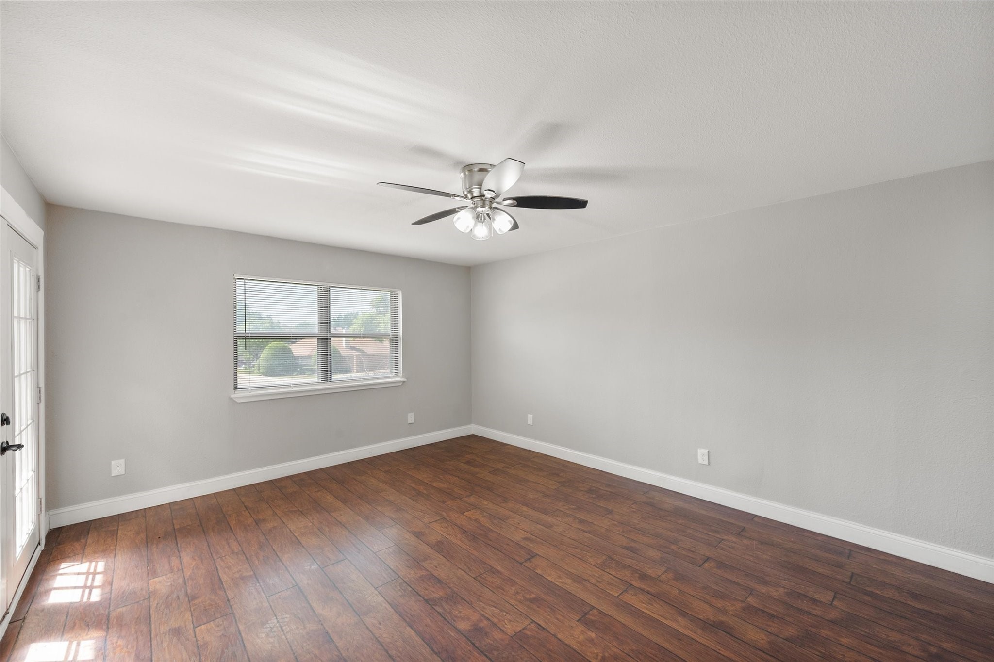 207 E Harwood Road Euless TX 76039