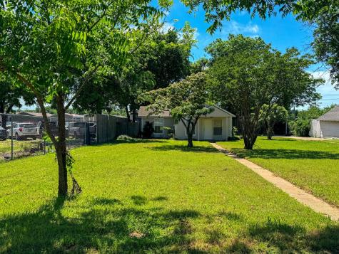 1705 N Robinson Street Cleburne TX 76031