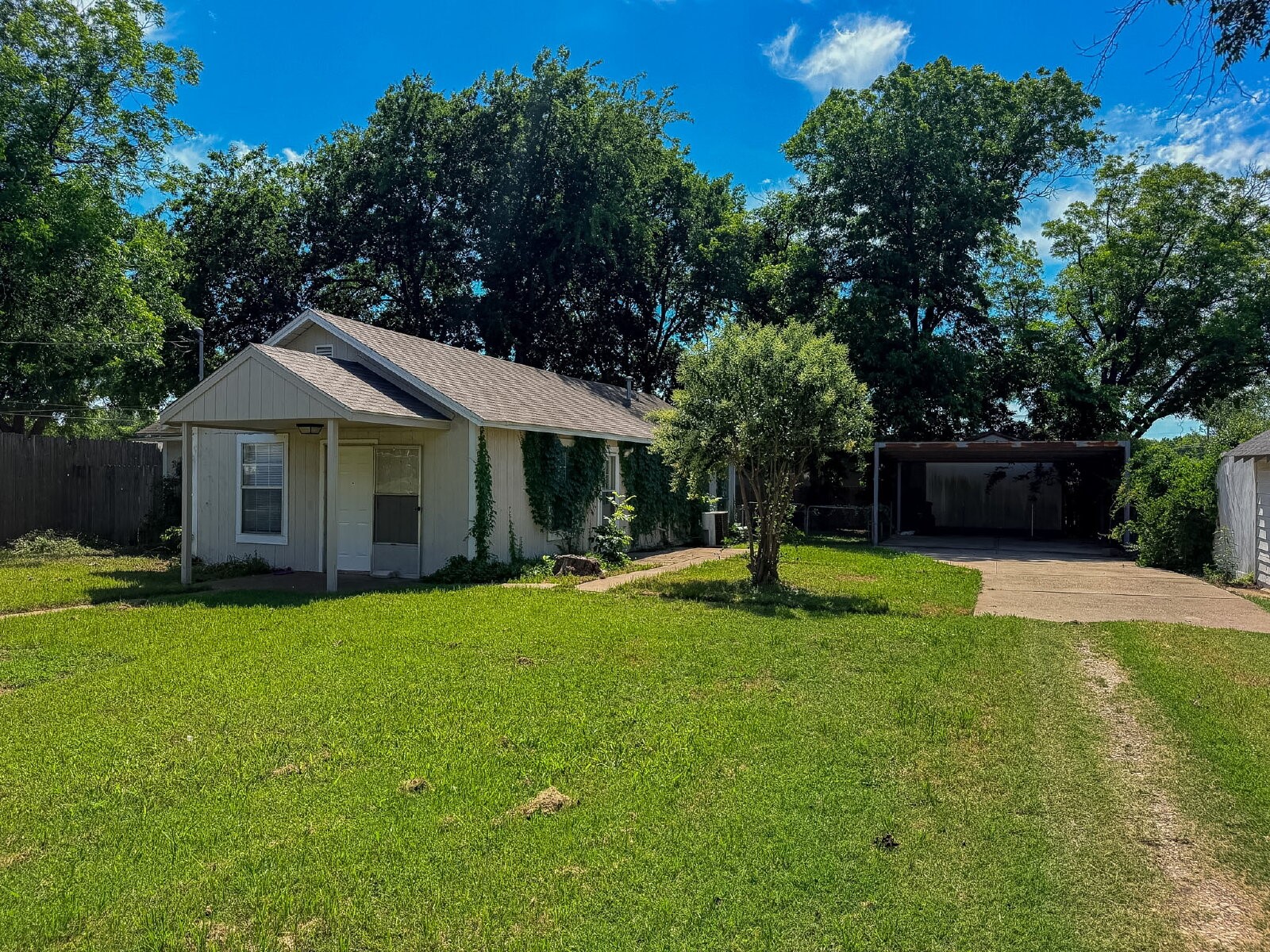 1705 N Robinson Street Cleburne TX 76031