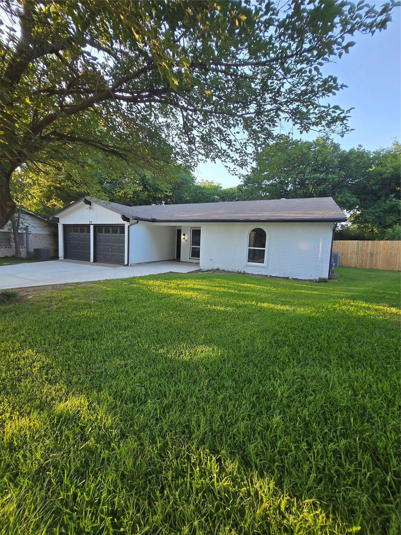 715 N Deerfield Circle Arlington TX 76015