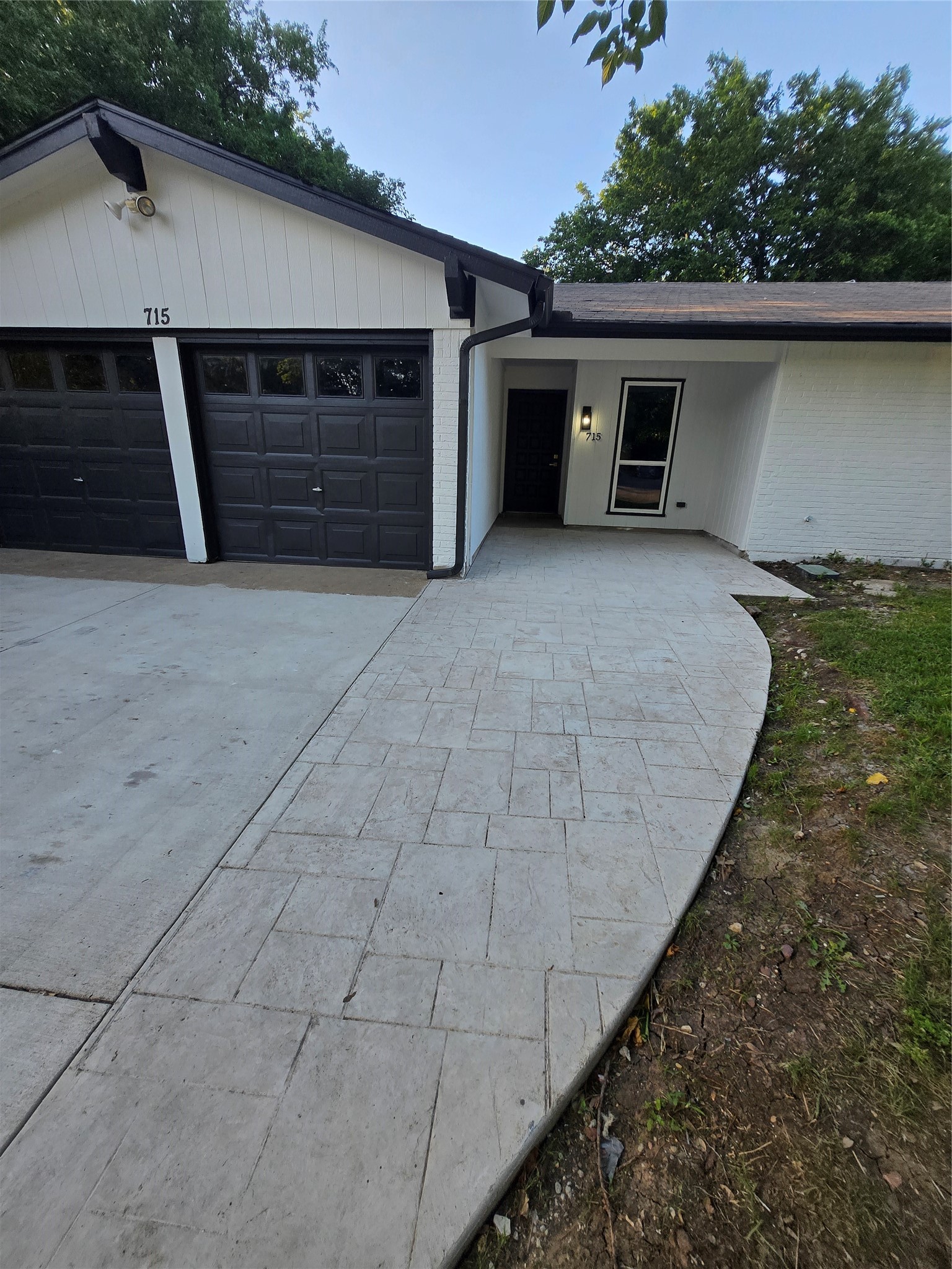 715 N Deerfield Circle Arlington TX 76015