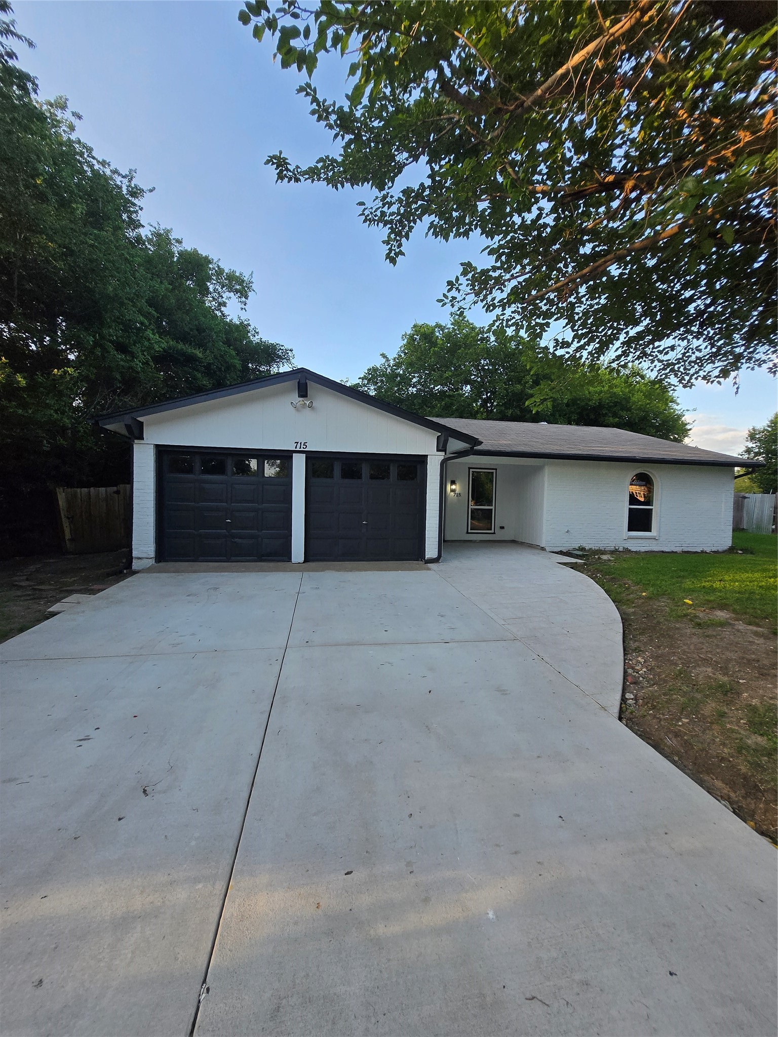 715 N Deerfield Circle Arlington TX 76015