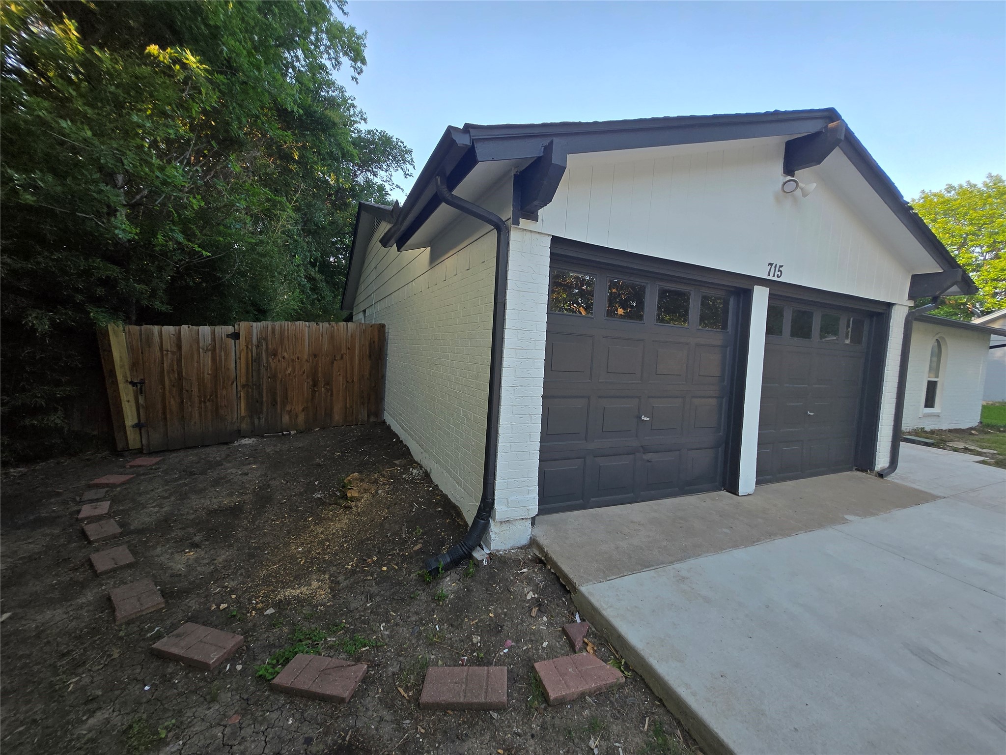 715 N Deerfield Circle Arlington TX 76015