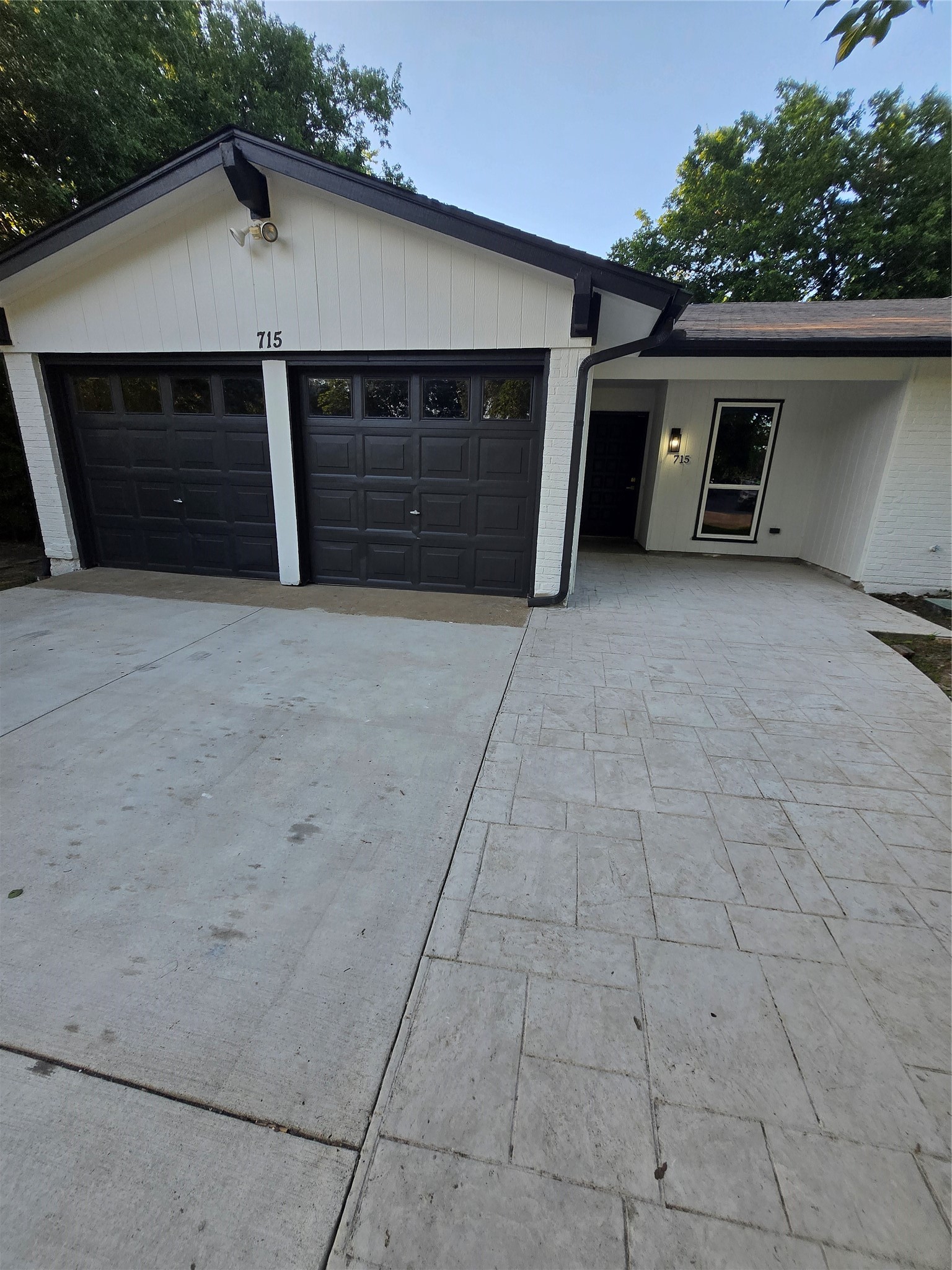 715 N Deerfield Circle Arlington TX 76015
