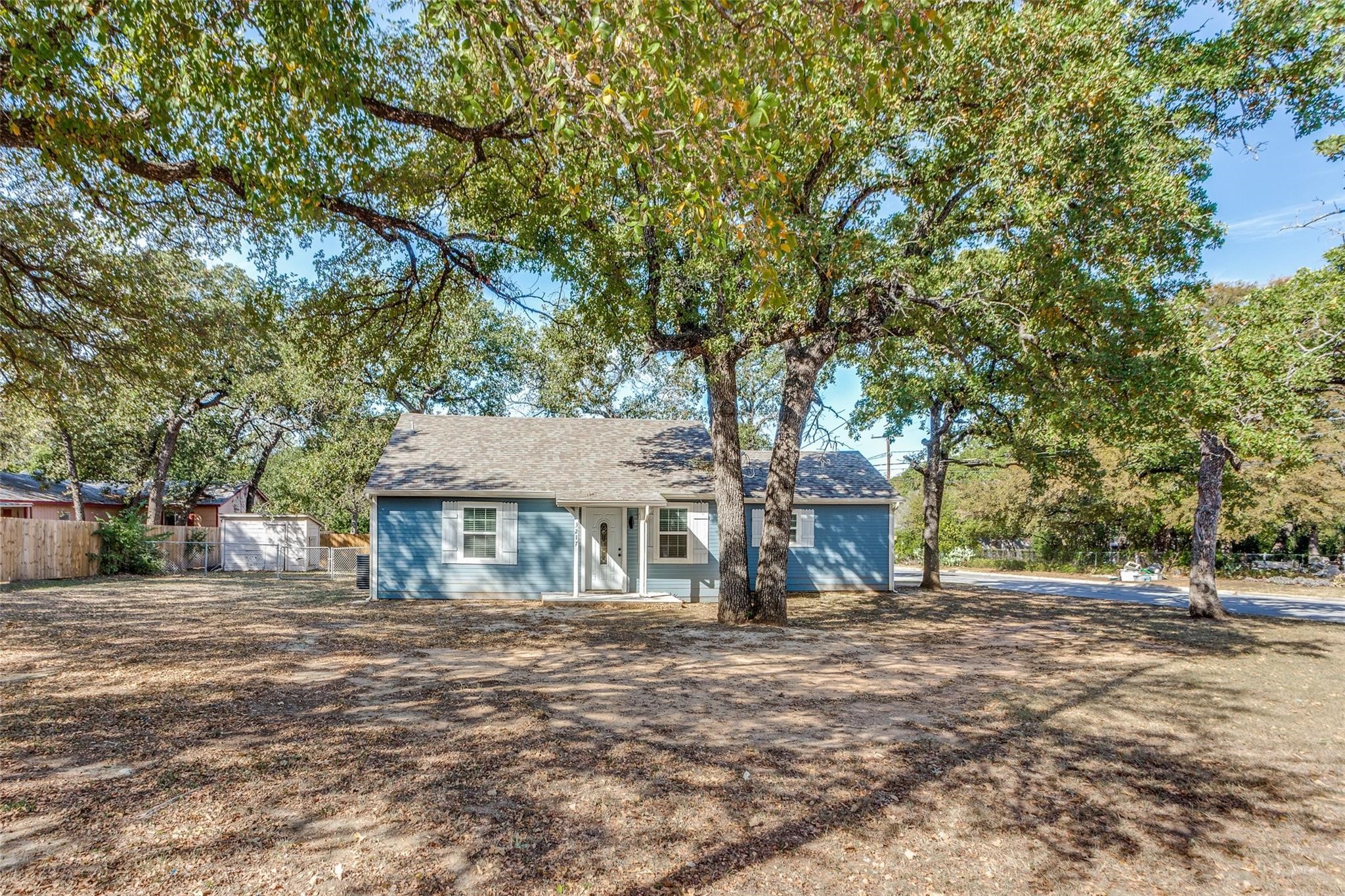 3217 Huron Trail Lake Worth TX 76135