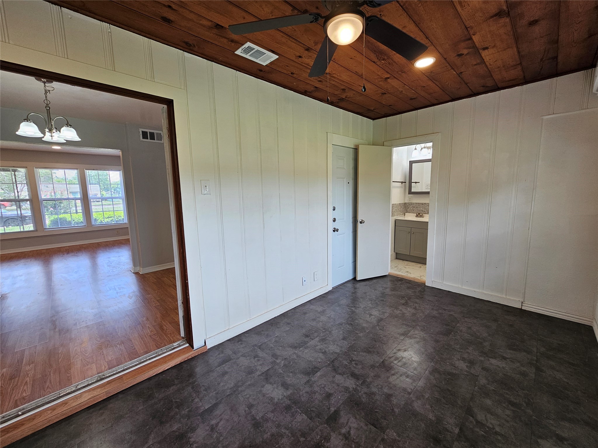 2023 E Illinois Avenue Dallas TX 75216