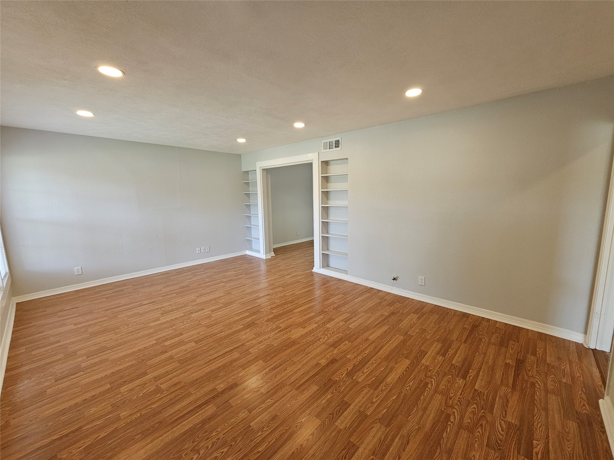 2023 E Illinois Avenue Dallas TX 75216