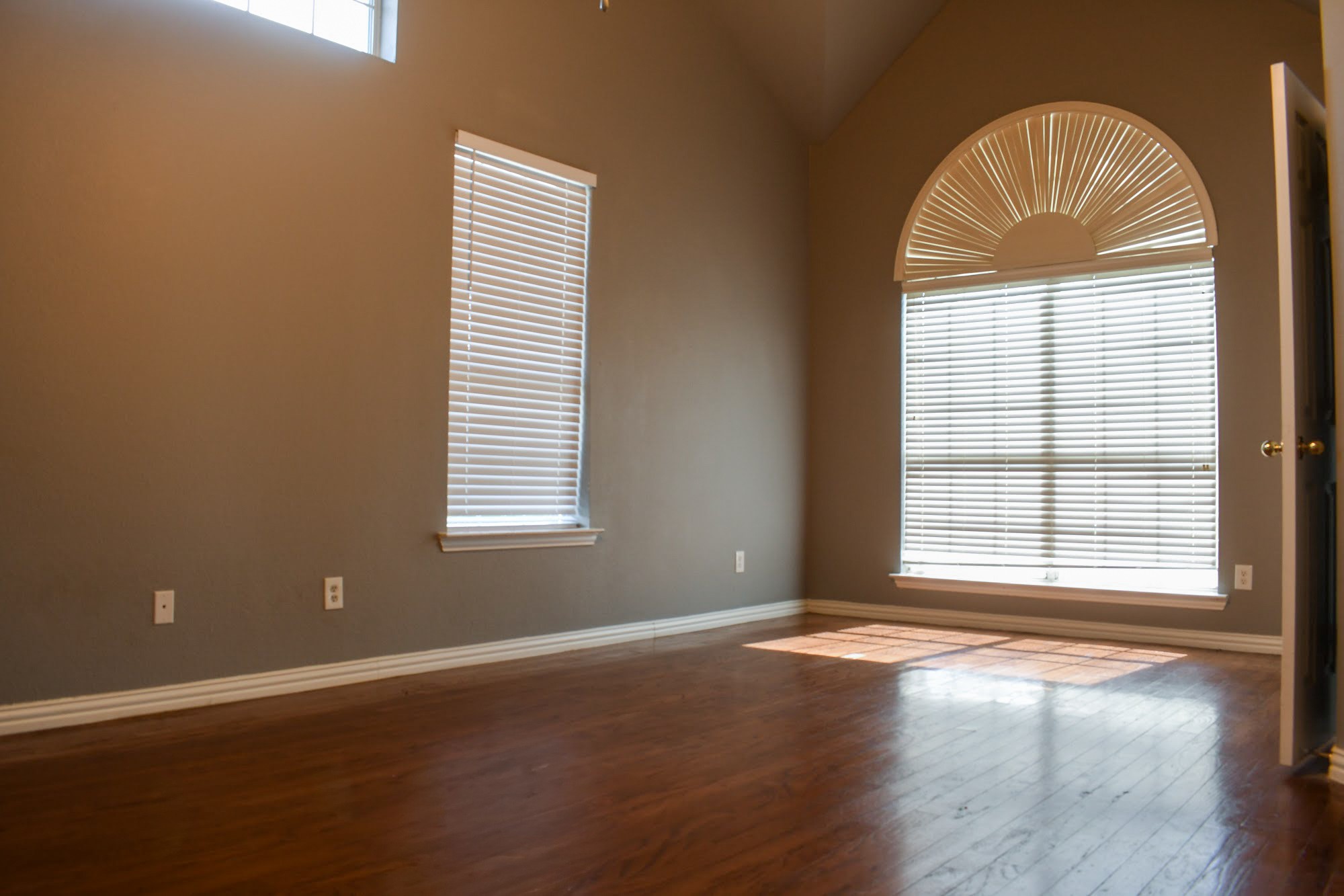 409 Royal Crest Drive Desoto TX 75115