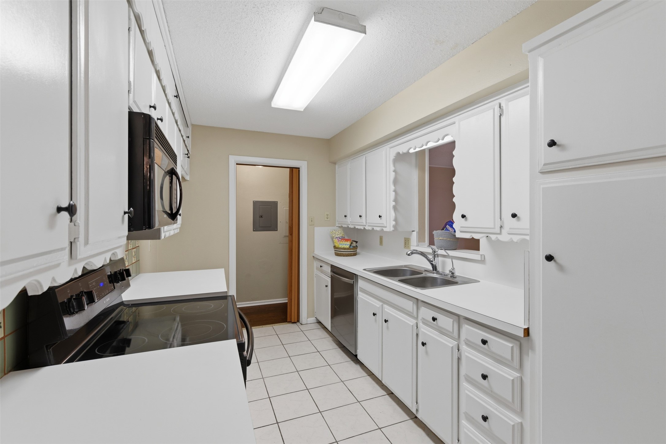 2113 Fleur De Lis Court Arlington TX 76012