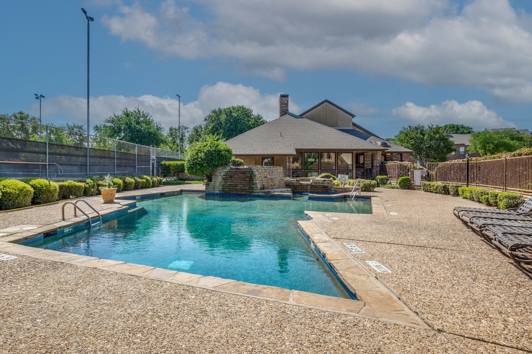 2100 Rainbow Drive Arlington TX 76011