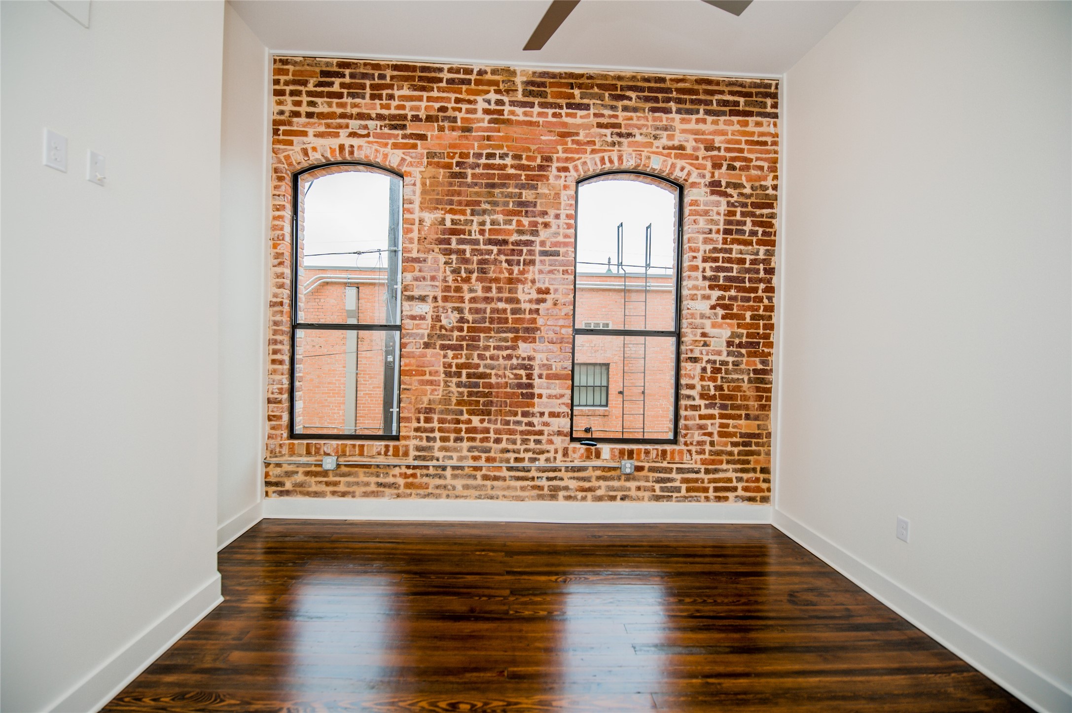 110 W Knox Street Ennis TX 75119