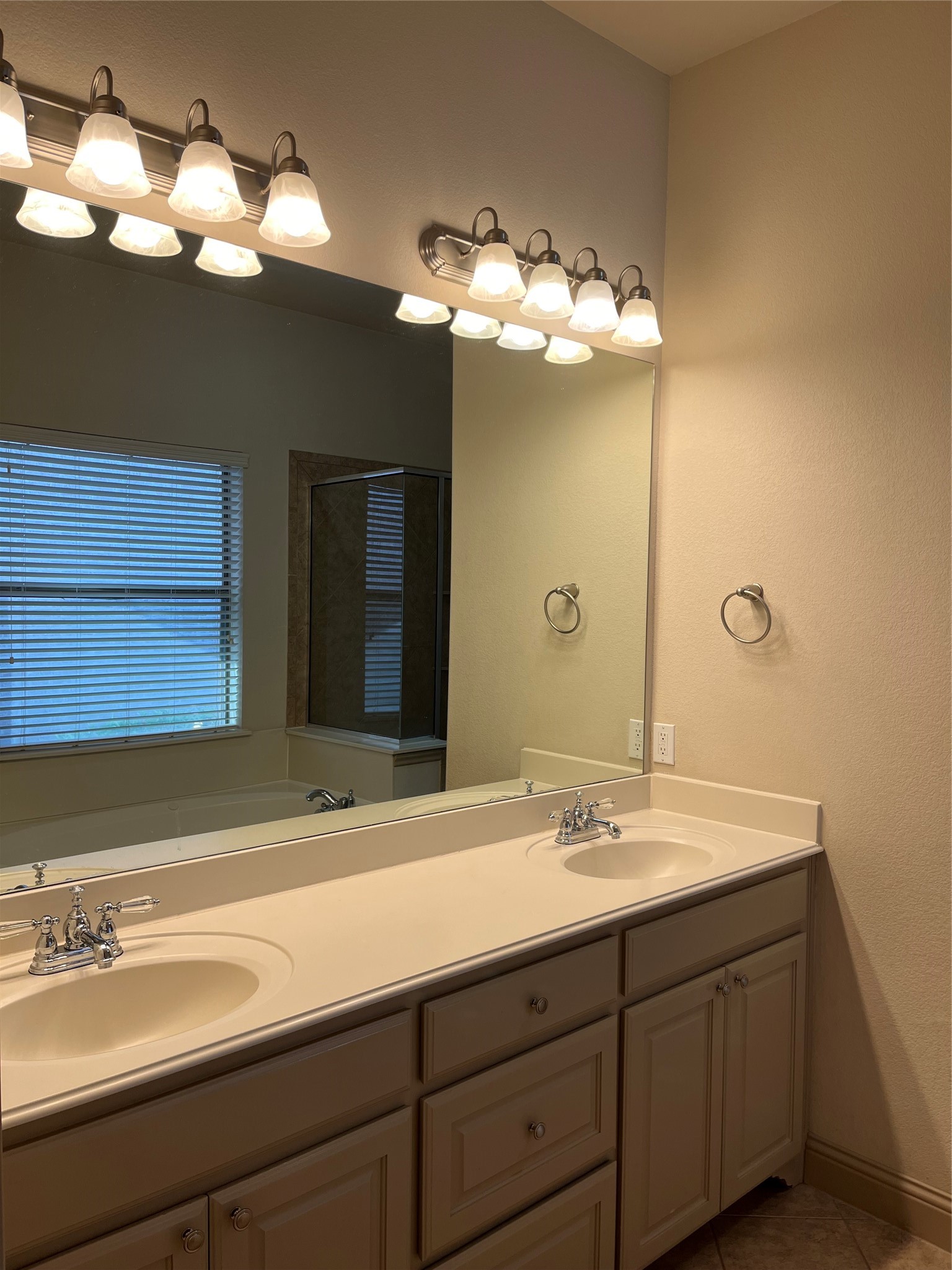 817 La Cima Irving TX 75039