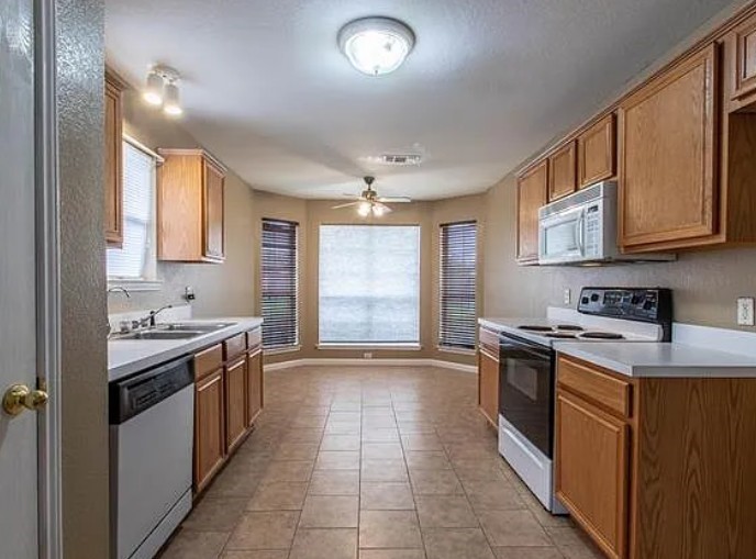 816 W Colony Drive Arlington TX 76001