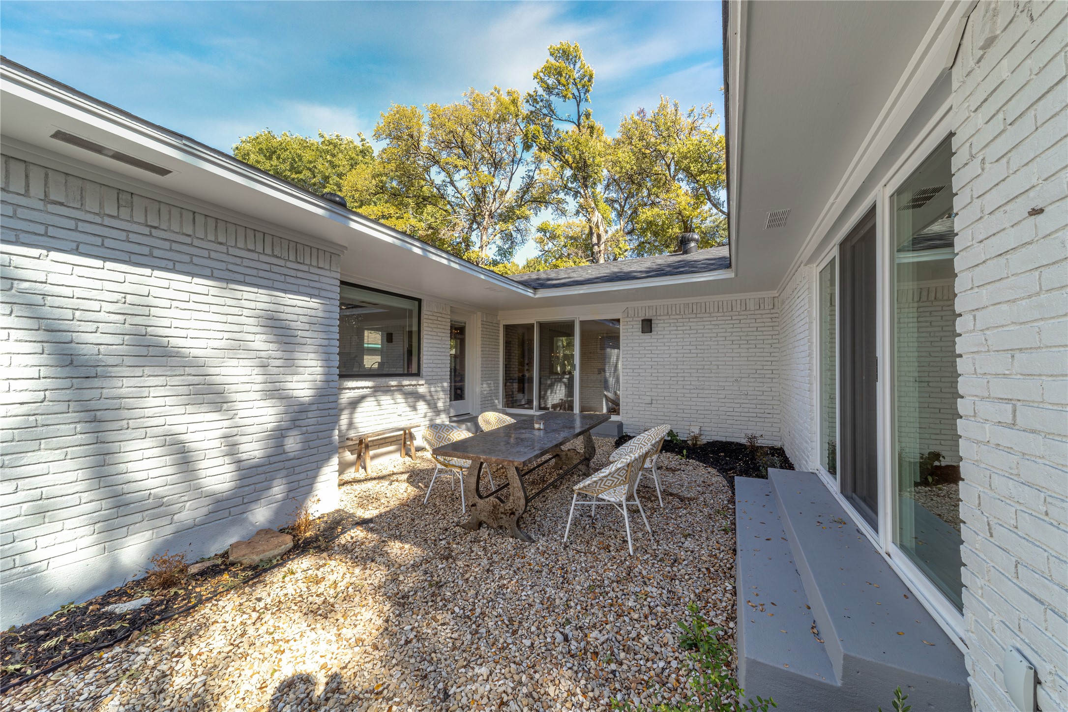 5837 Clendenin Avenue Dallas TX 75228
