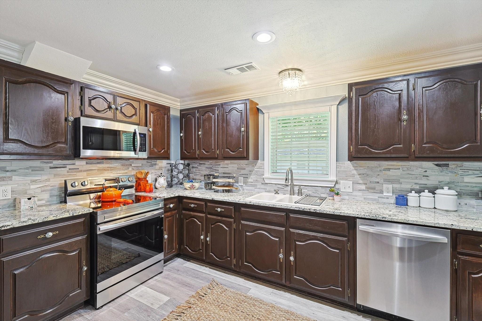 379 S John Douglas Road Van Alstyne TX 75495