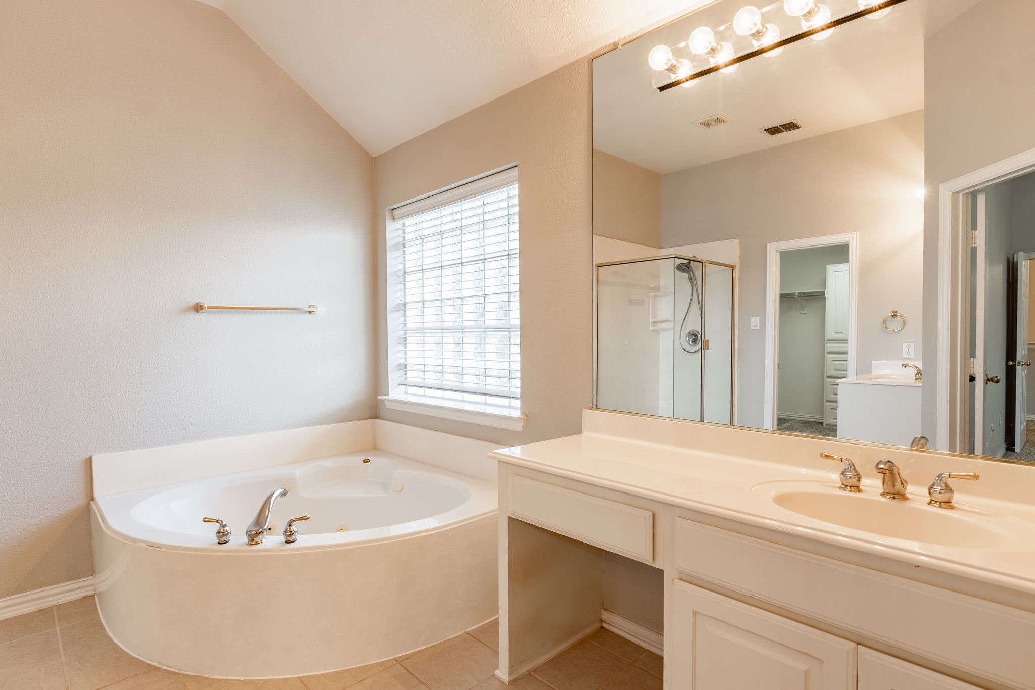 1100 Cedar Valley Drive Irving TX 75063