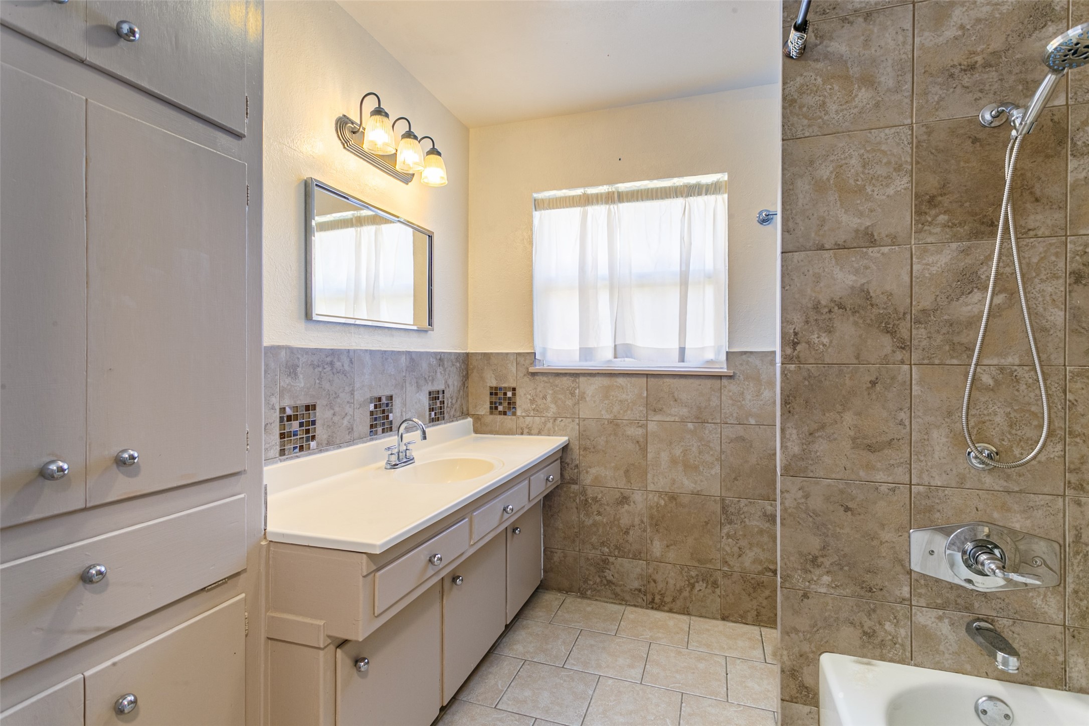 604 Oakwood Avenue Hurst TX 76053