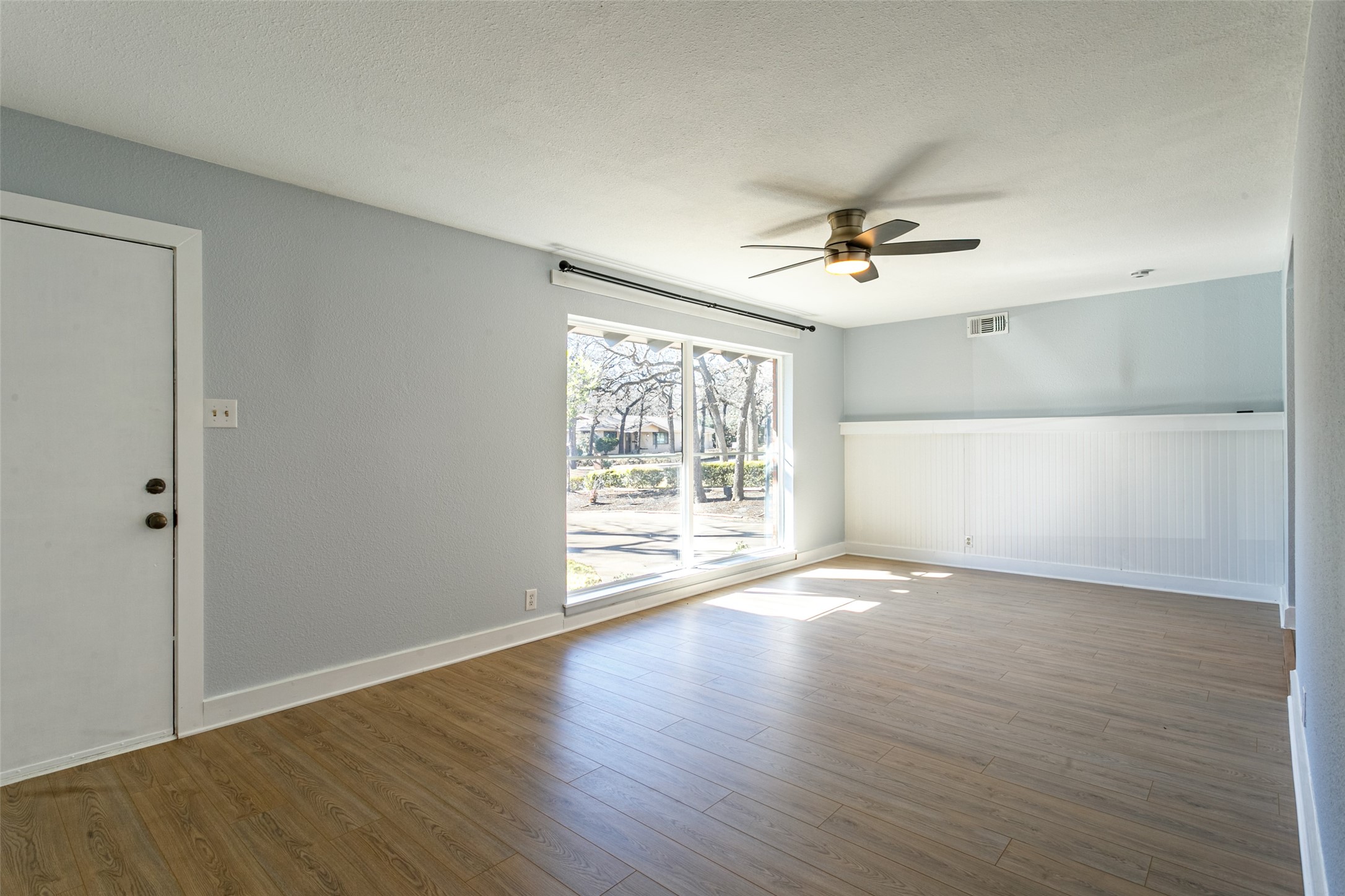 604 Oakwood Avenue Hurst TX 76053