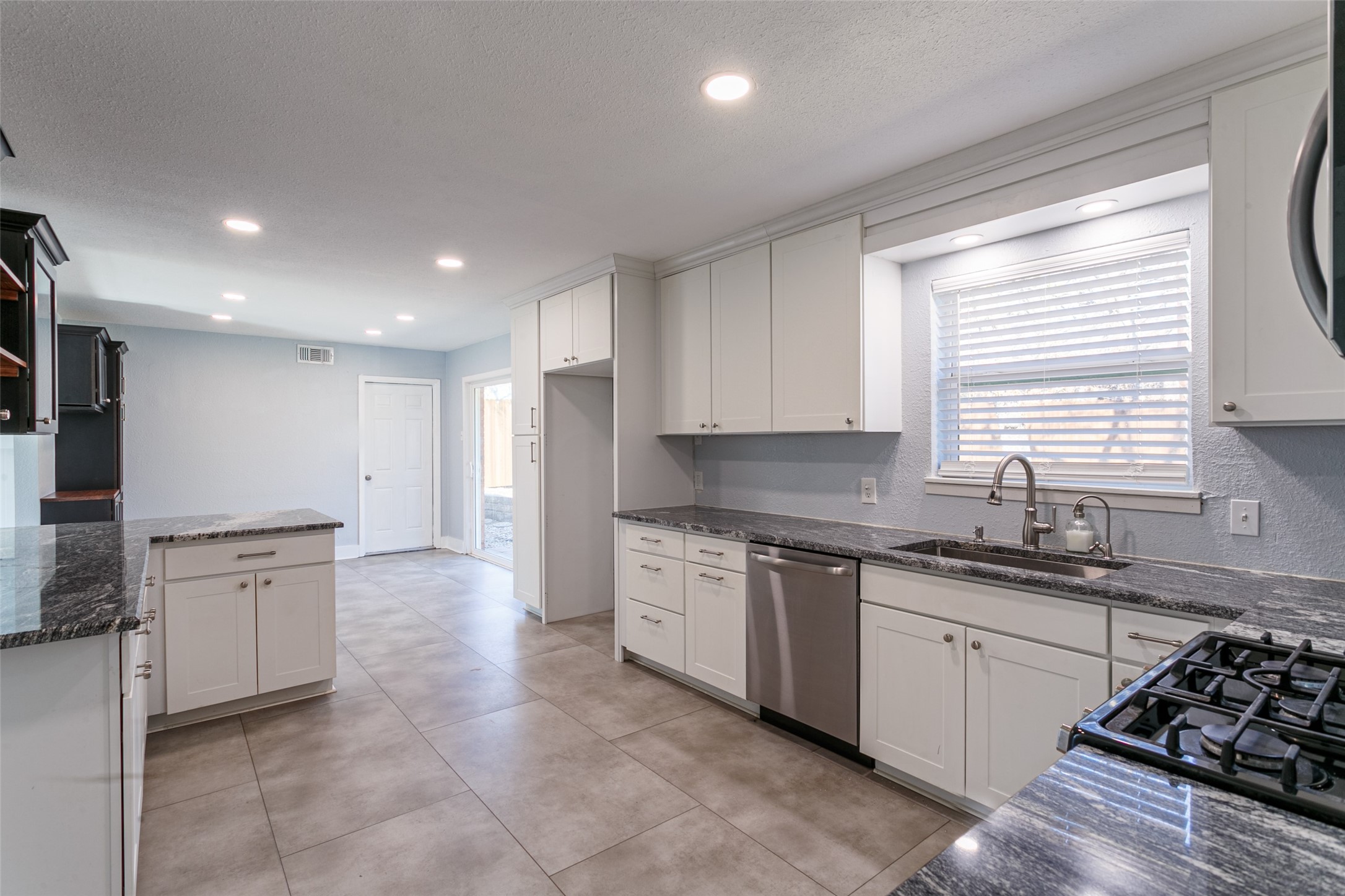 604 Oakwood Avenue Hurst TX 76053