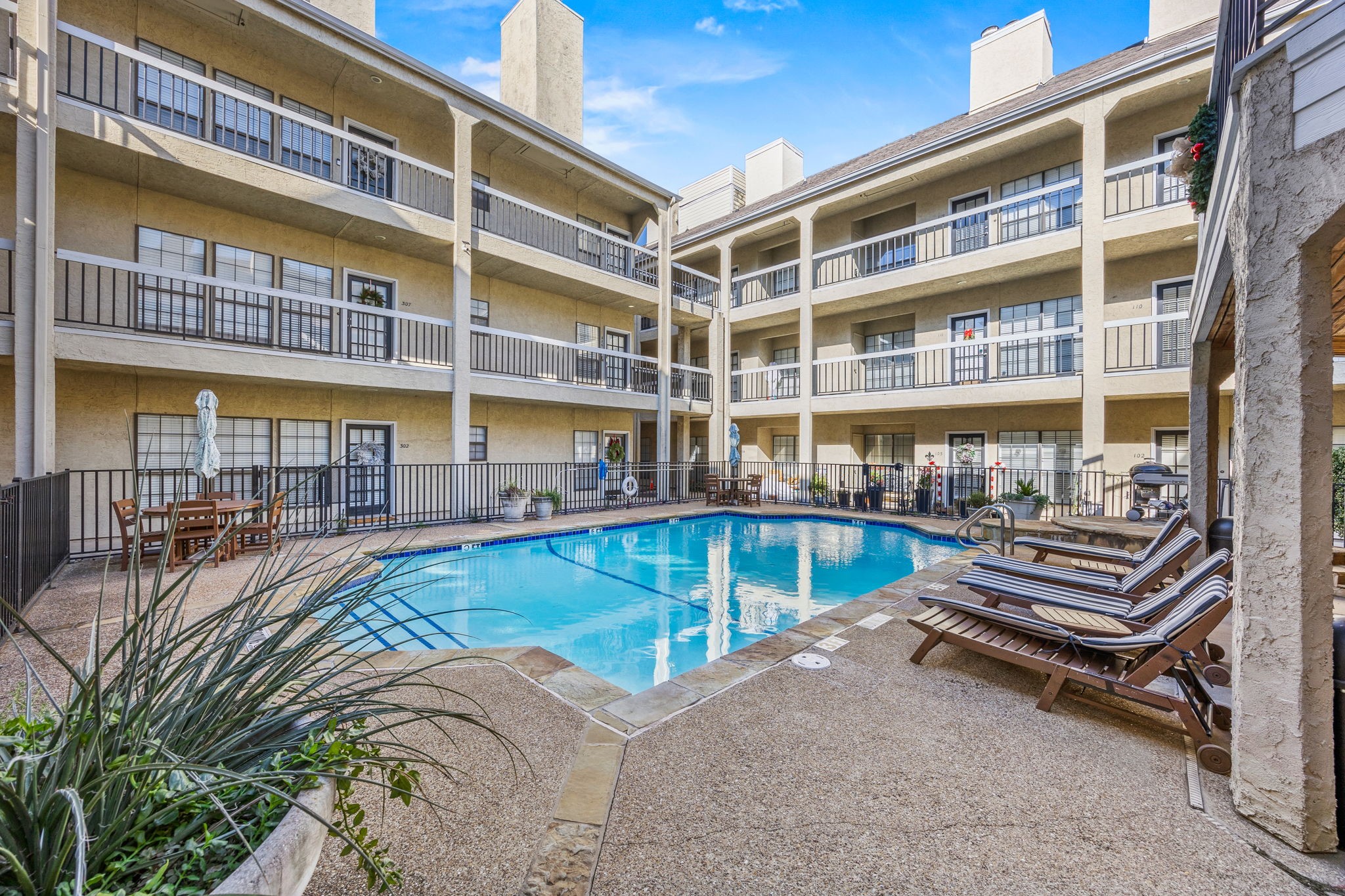 4800 W Lovers Lane Dallas TX 75209