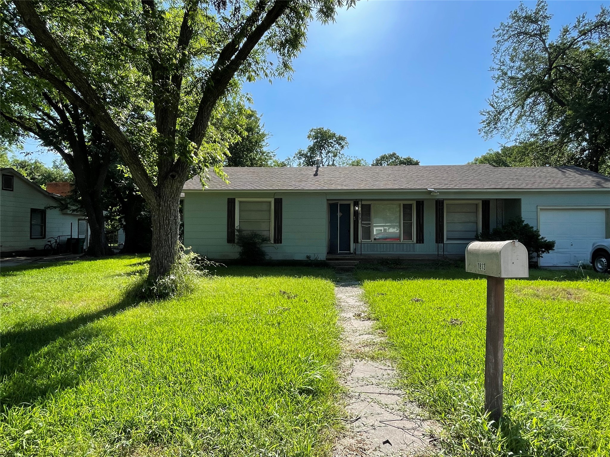 1813 Throckmorton Street Gainesville TX 76240