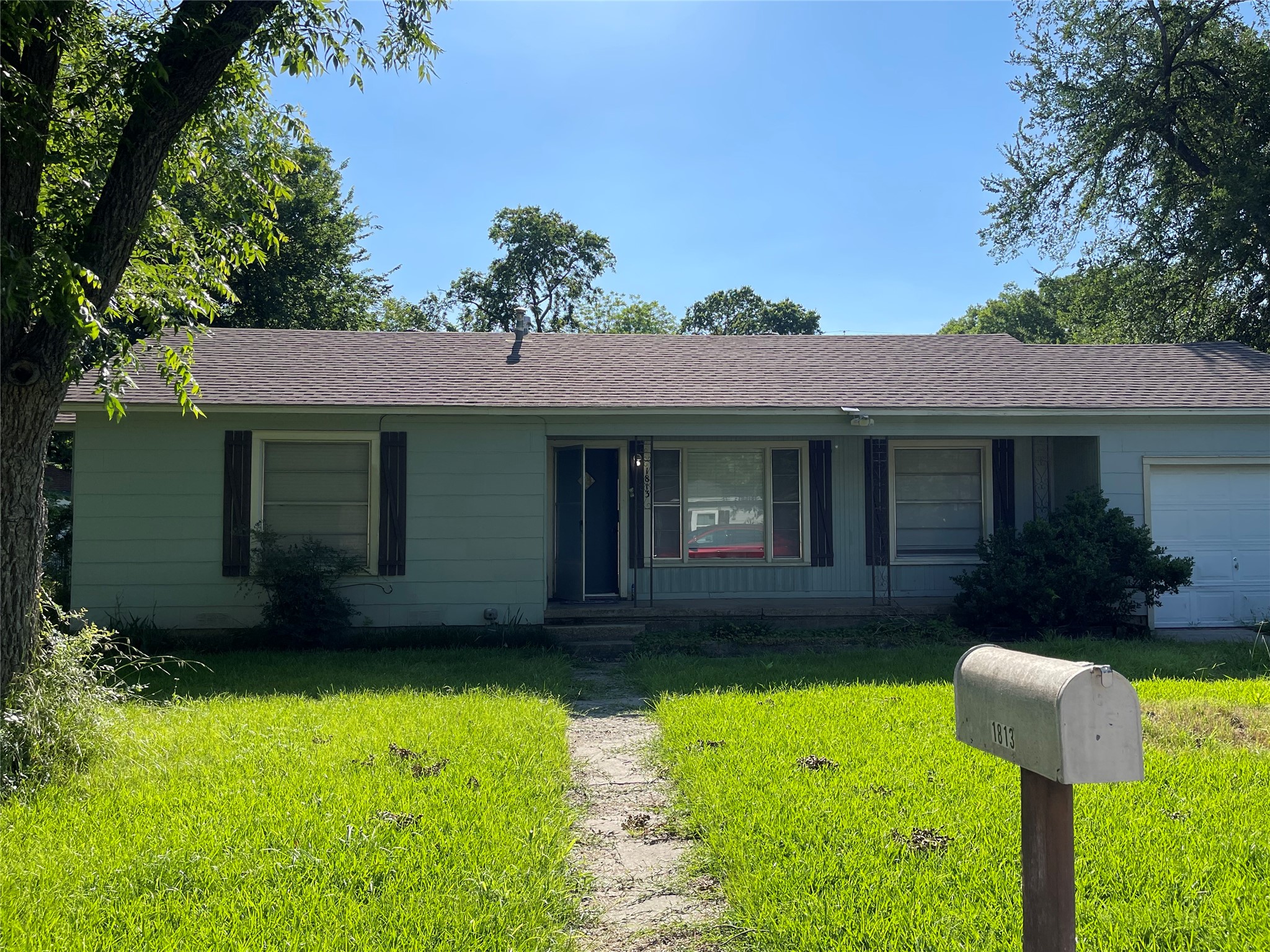 1813 Throckmorton Street Gainesville TX 76240