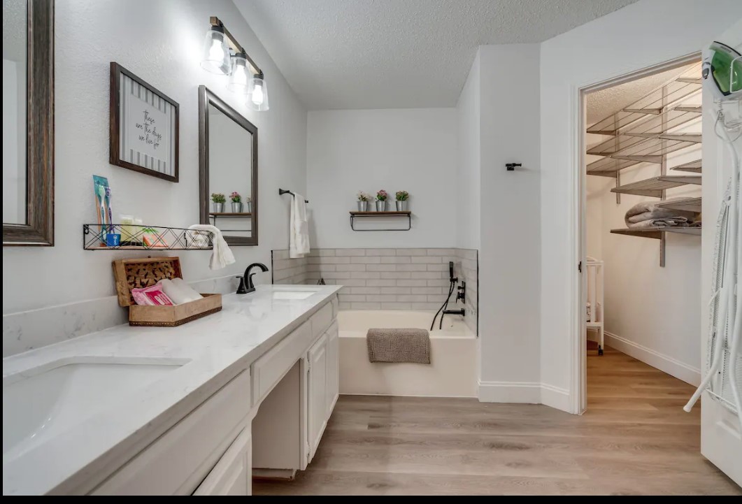 2943 S Bend Drive Dallas TX 75229