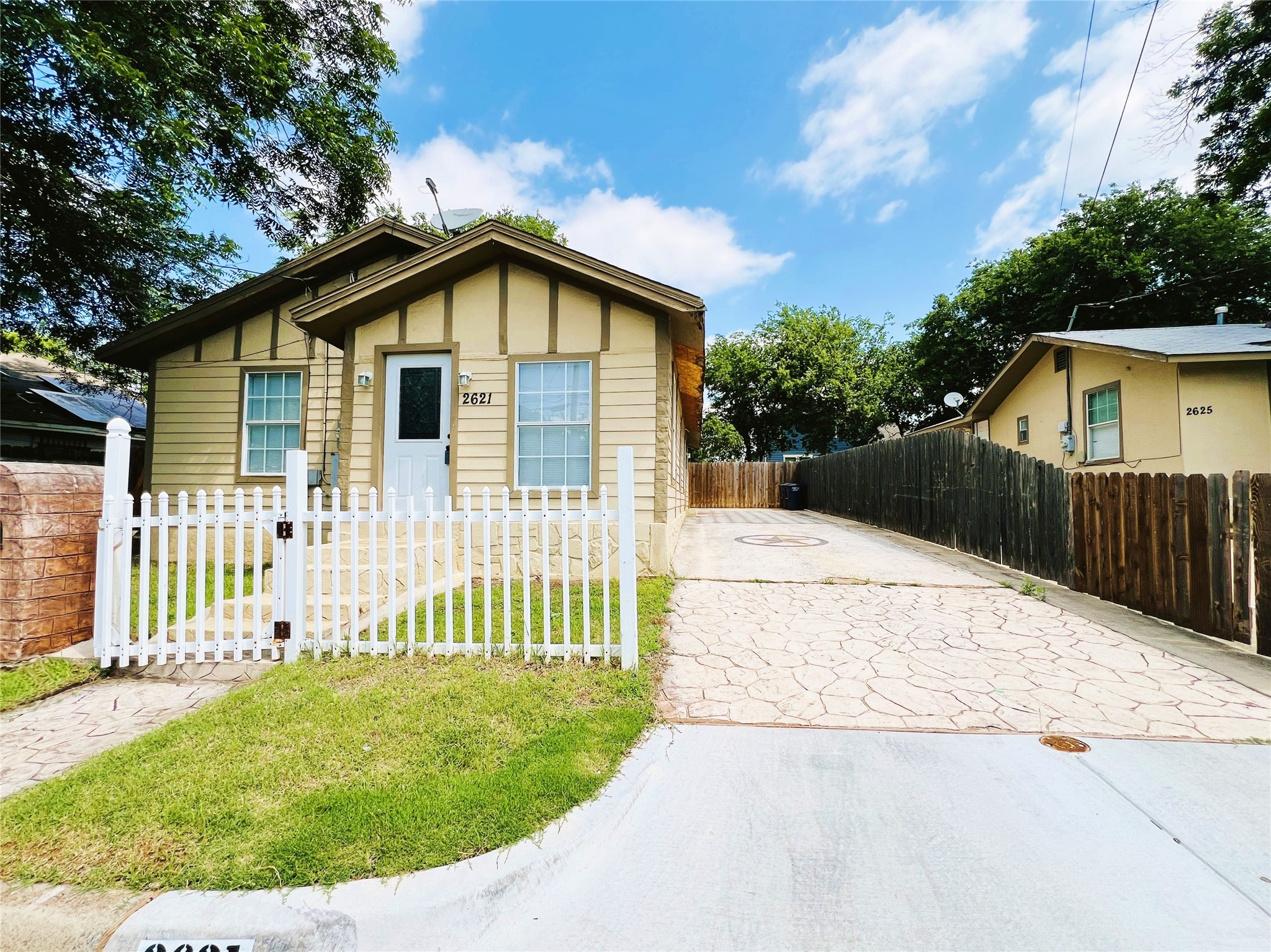 2621 E 12th Street Fort Worth TX 76111