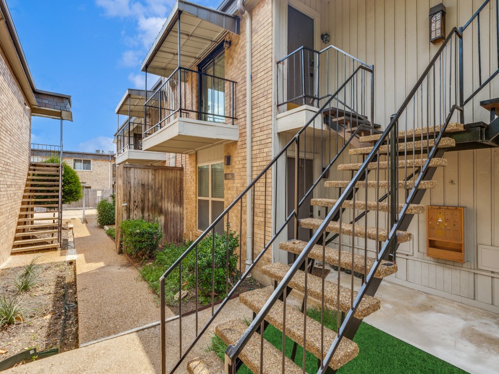10216 Regal Oaks Drive Dallas TX 75230