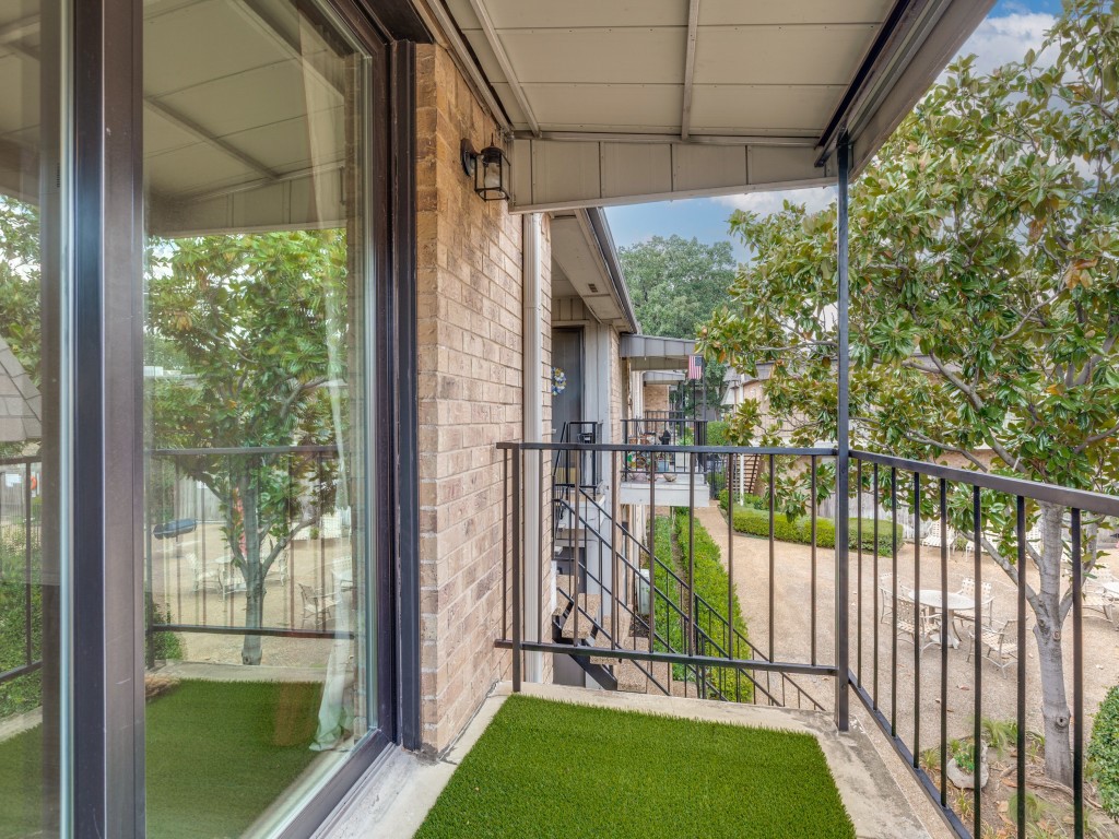 10216 Regal Oaks Drive Dallas TX 75230