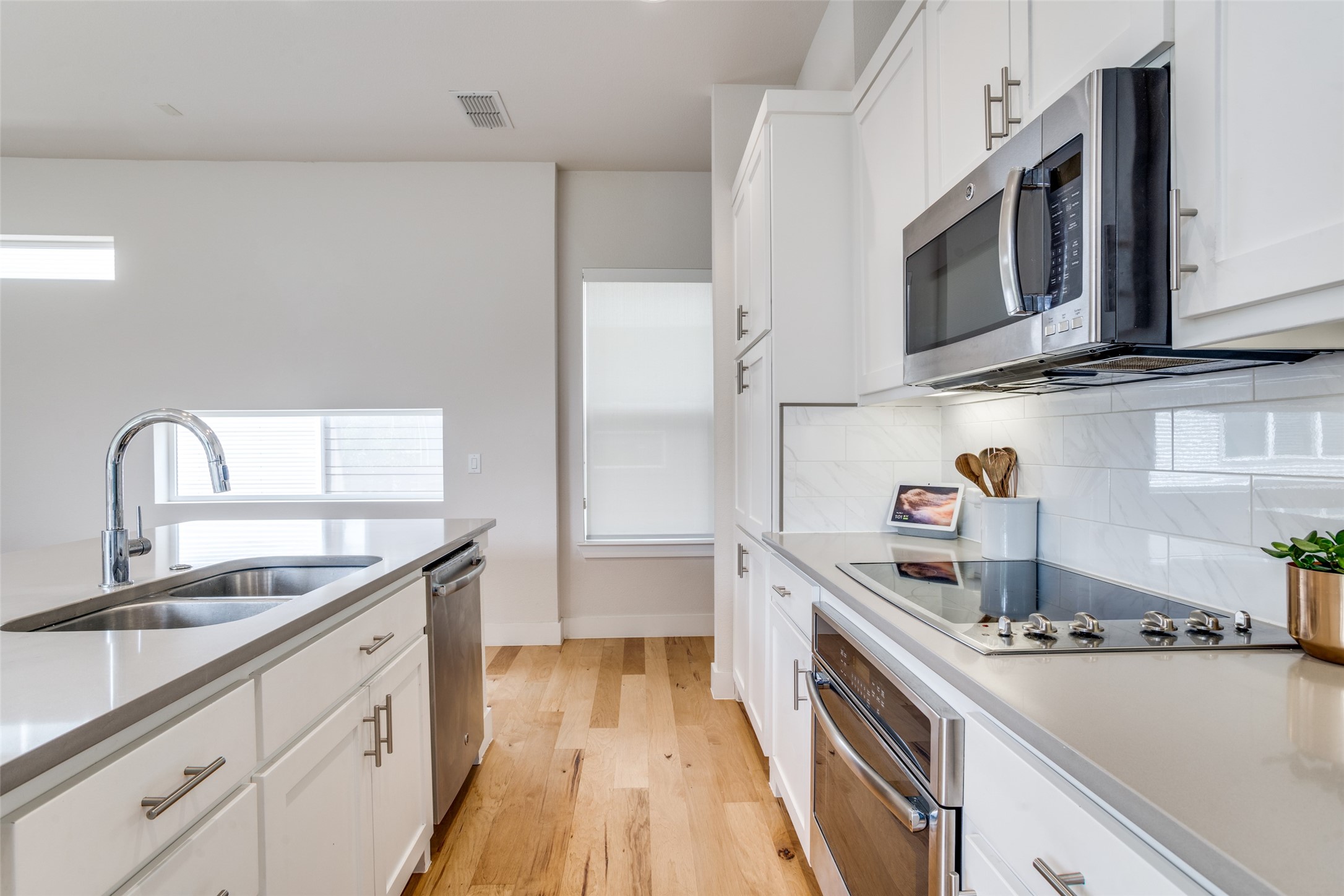 2452 Thatcher Drive Dallas TX 75206