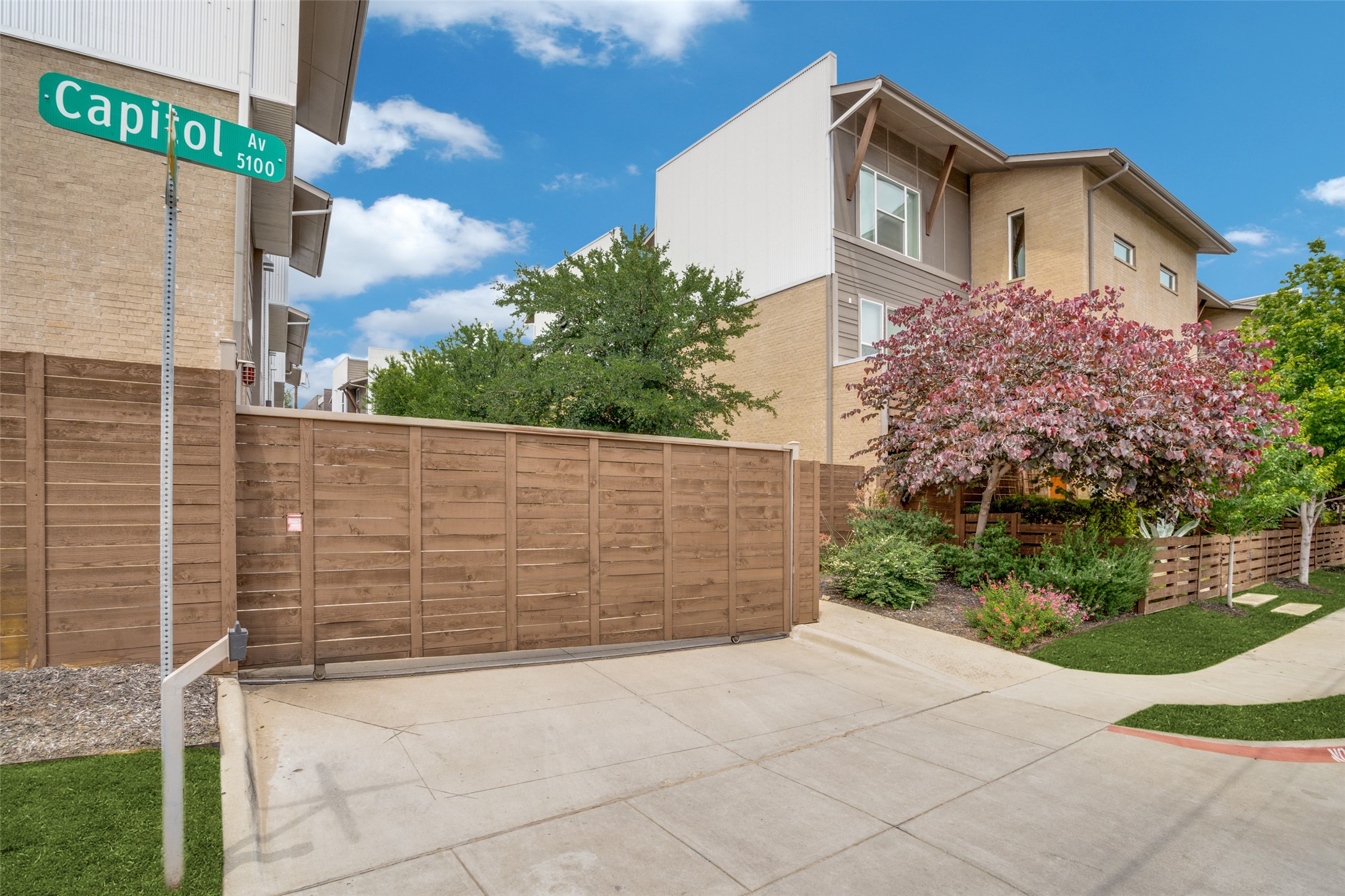 2452 Thatcher Drive Dallas TX 75206