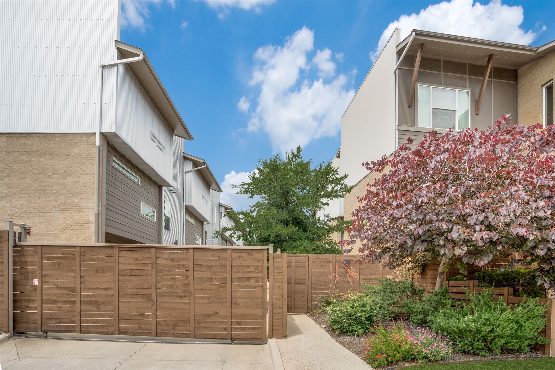 2452 Thatcher Drive Dallas TX 75206
