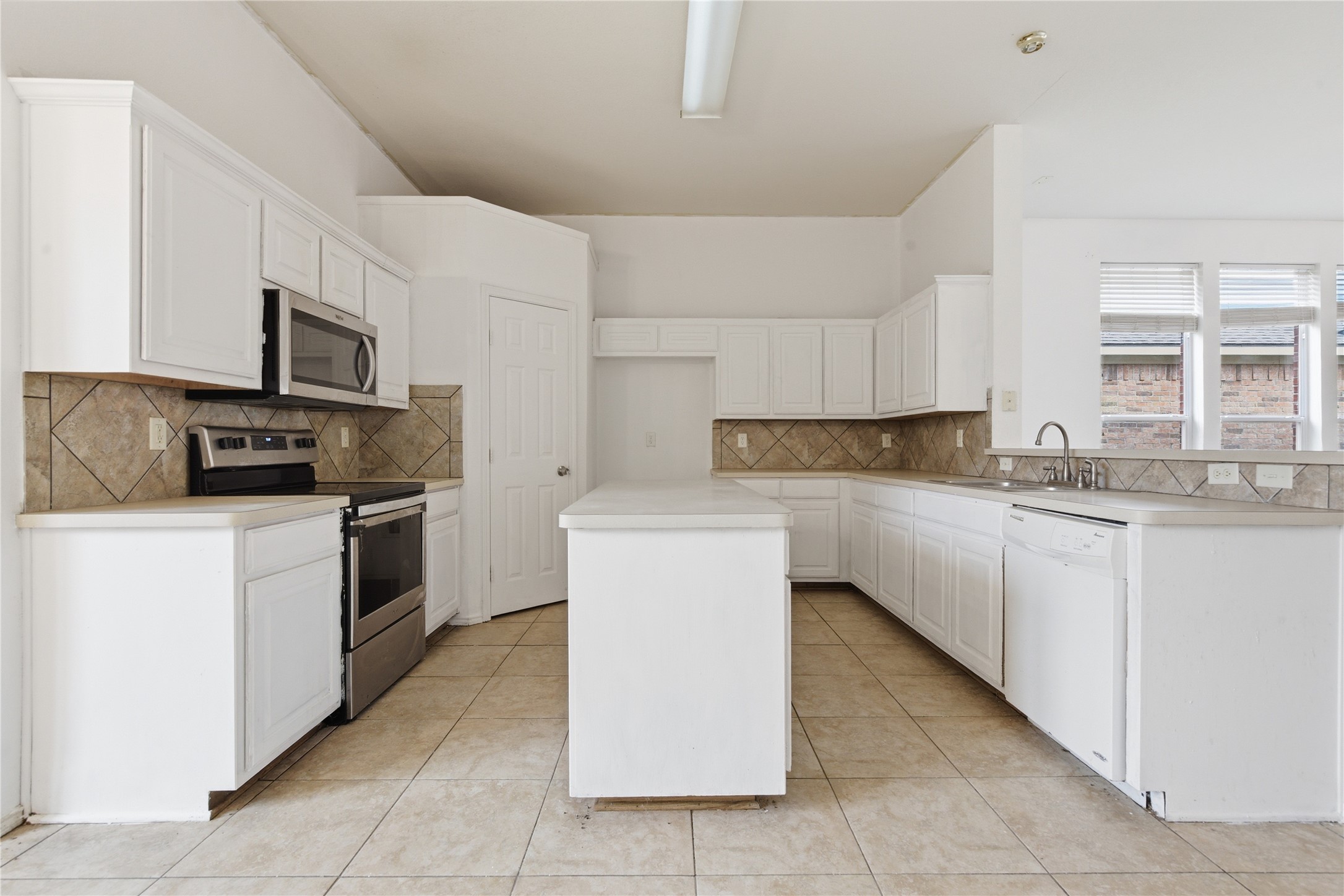 13609 Justice Court Euless TX 76040