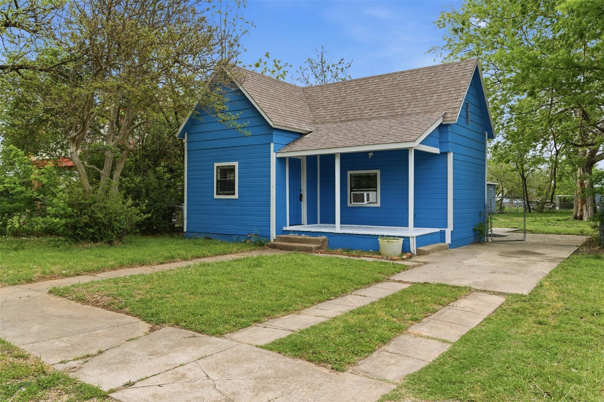 127 E Walker Street Denison TX 75021