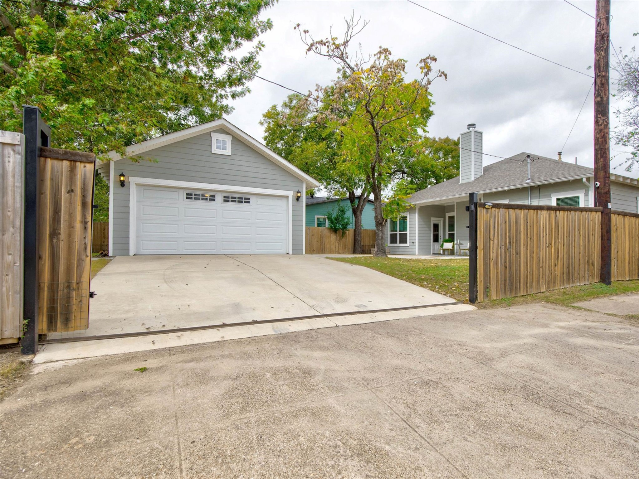 2700 Gladstone Drive Dallas TX 75211