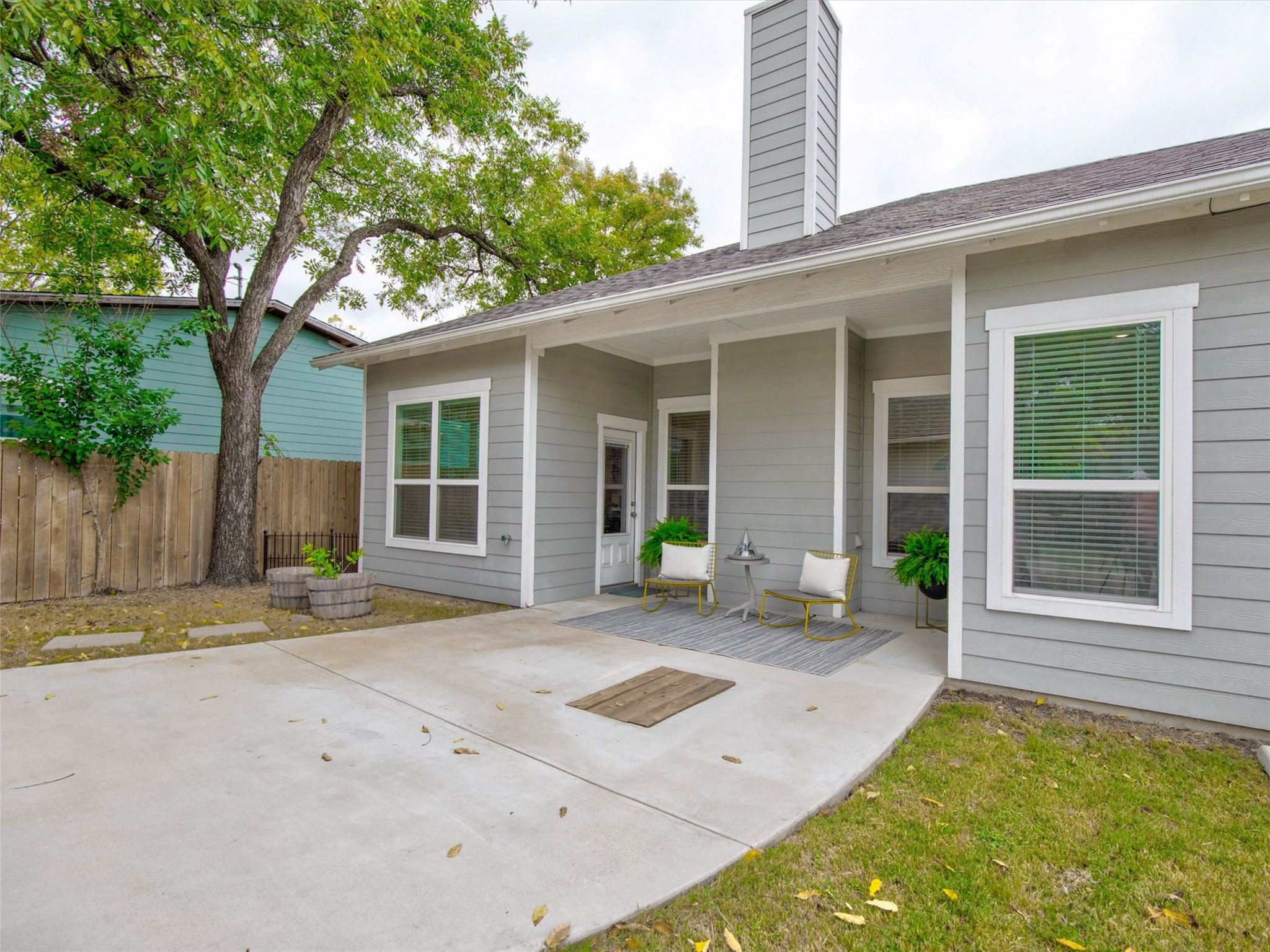 2700 Gladstone Drive Dallas TX 75211