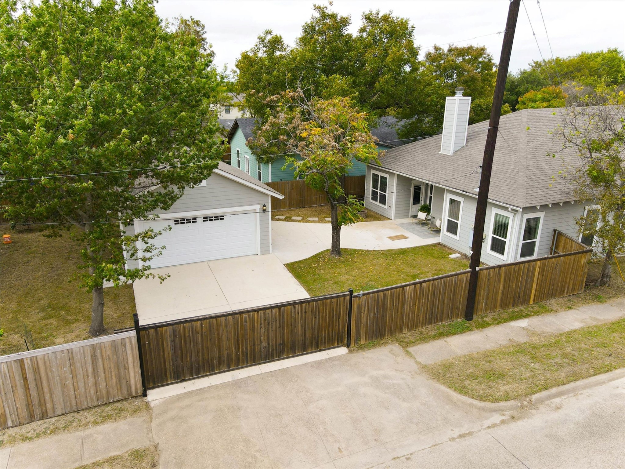 2700 Gladstone Drive Dallas TX 75211