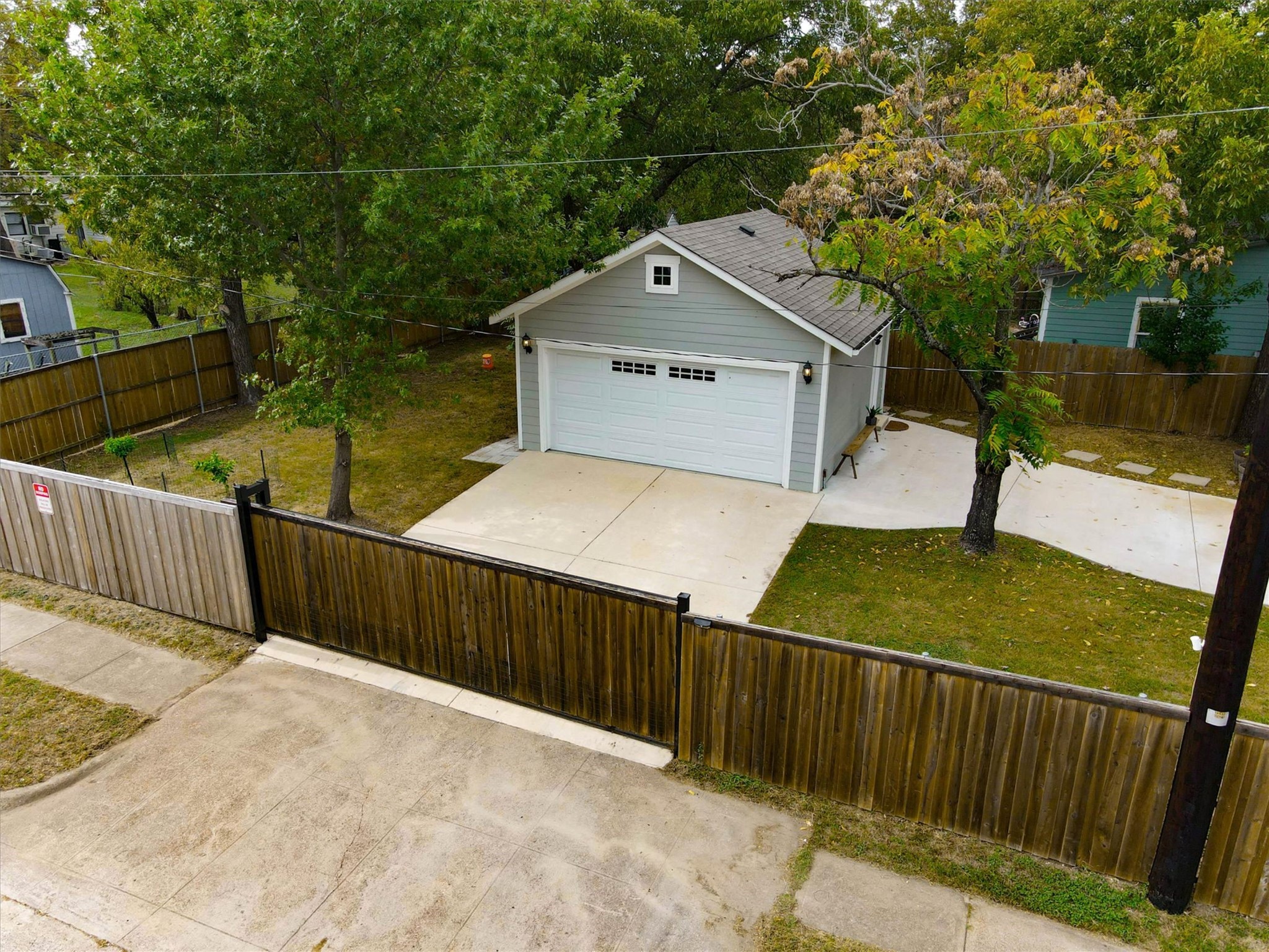 2700 Gladstone Drive Dallas TX 75211