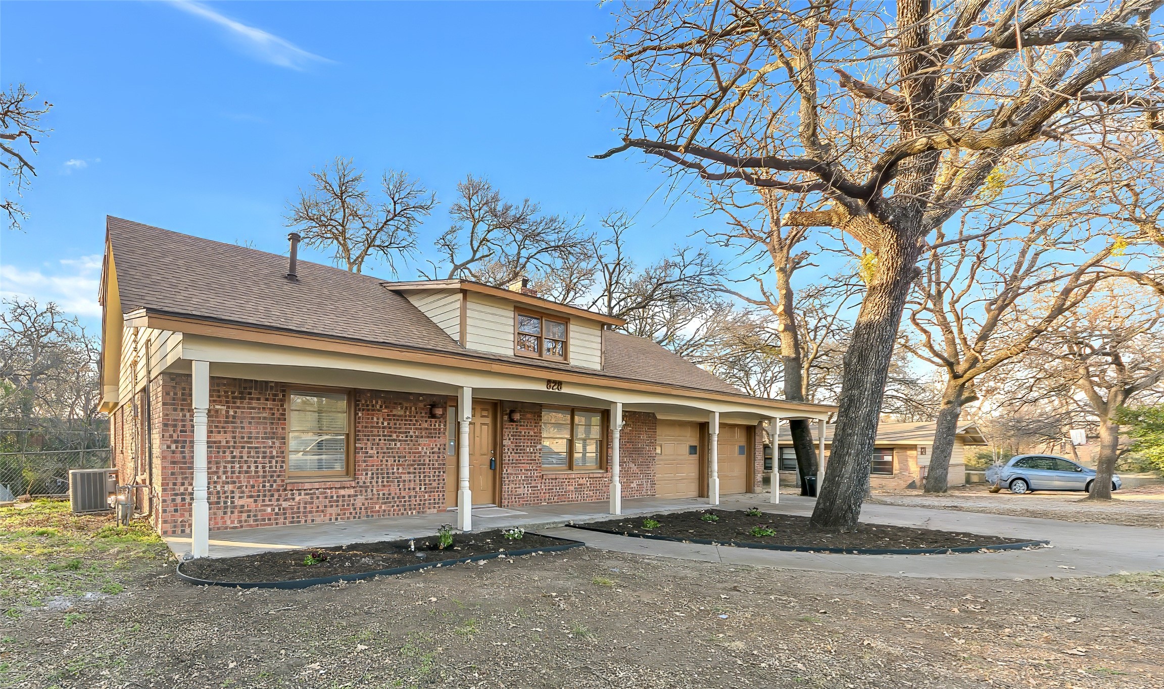 828 S Collins Street Arlington TX 76010