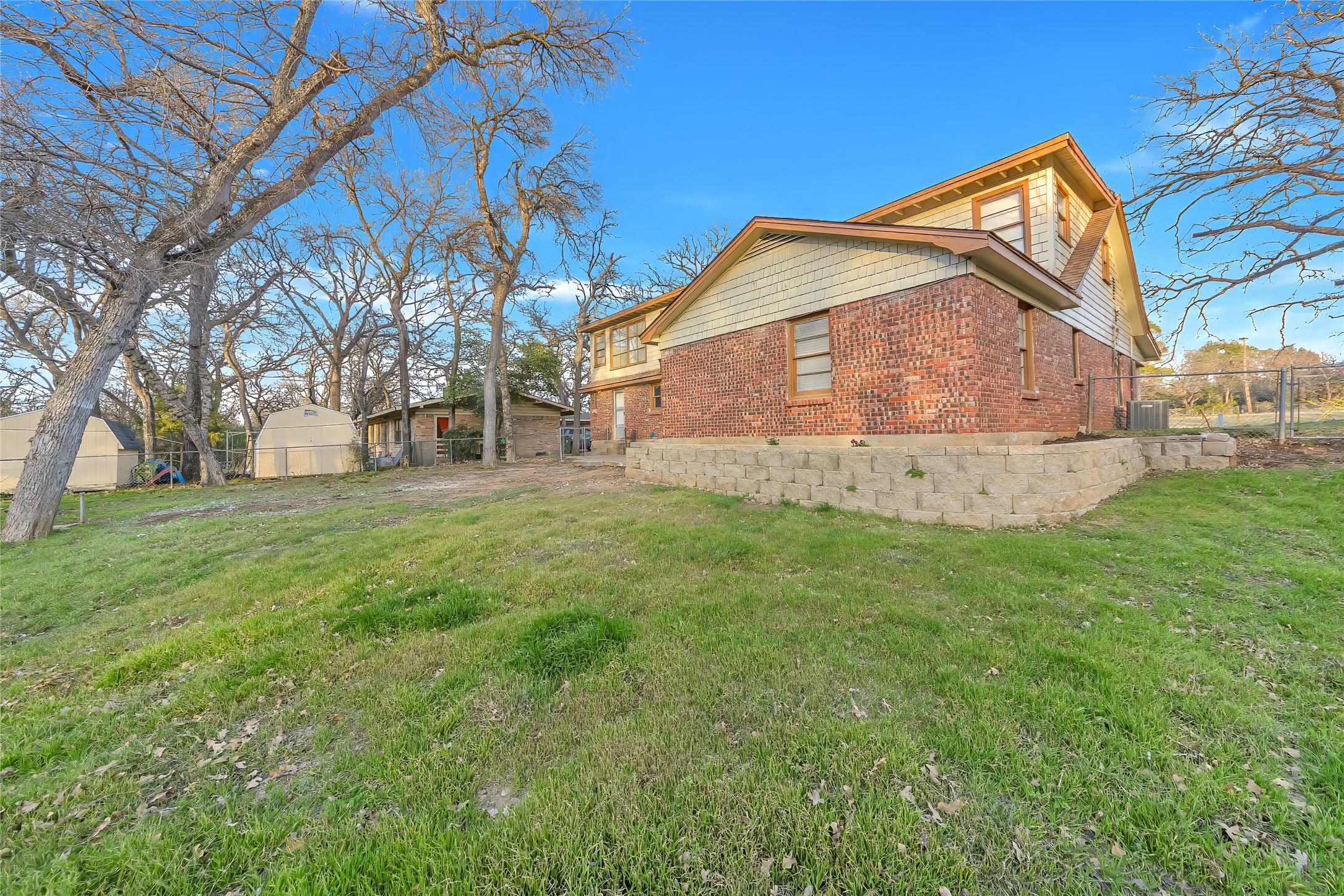 828 S Collins Street Arlington TX 76010