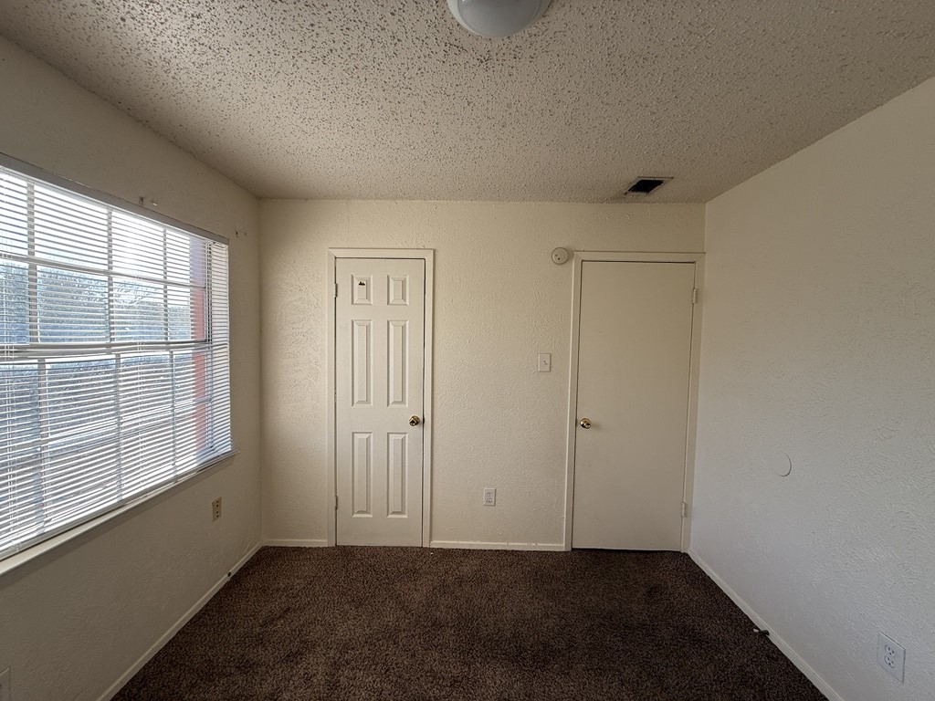 1021 Pleasant Valley Lane Arlington TX 76015