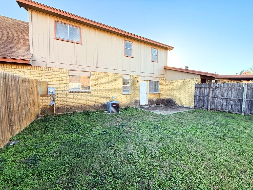 1021 Pleasant Valley Lane Arlington TX 76015