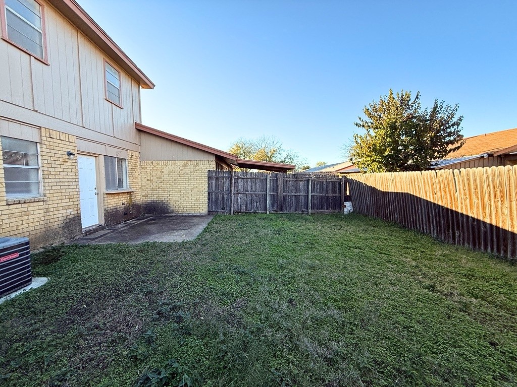 1021 Pleasant Valley Lane Arlington TX 76015