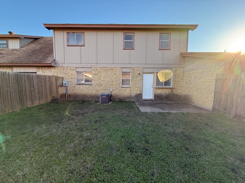 1021 Pleasant Valley Lane Arlington TX 76015